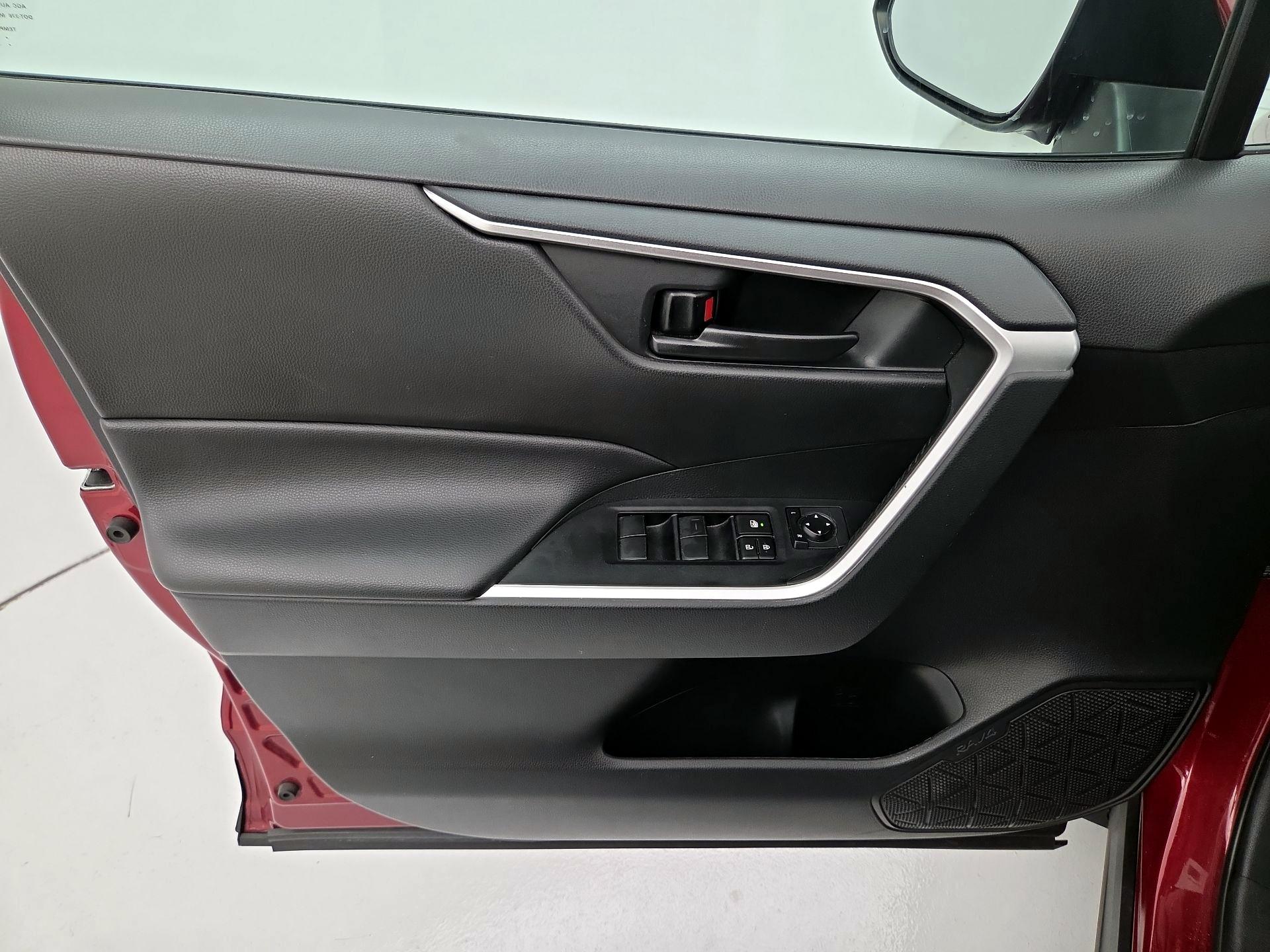 Thumbnail: 2020 Toyota RAV4 - 12