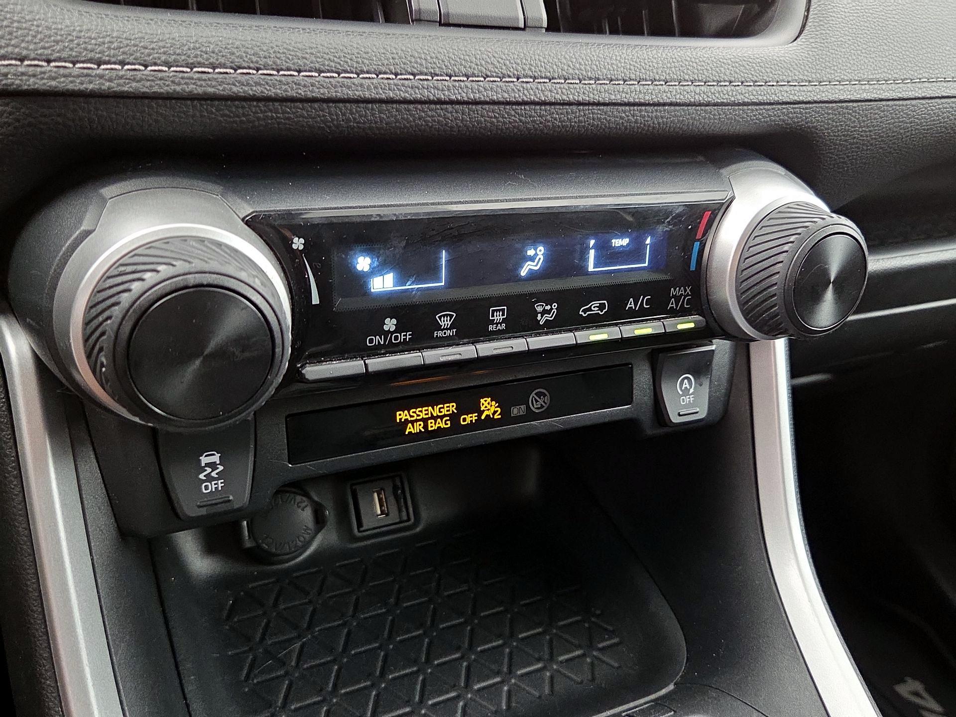Thumbnail: 2020 Toyota RAV4 - 16