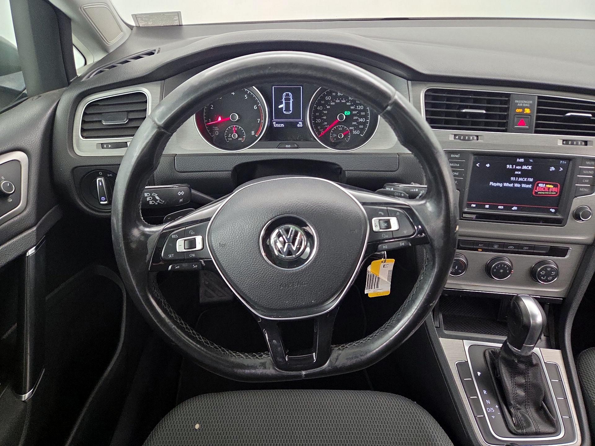 Thumbnail: 2016 Volkswagen Golf - 10