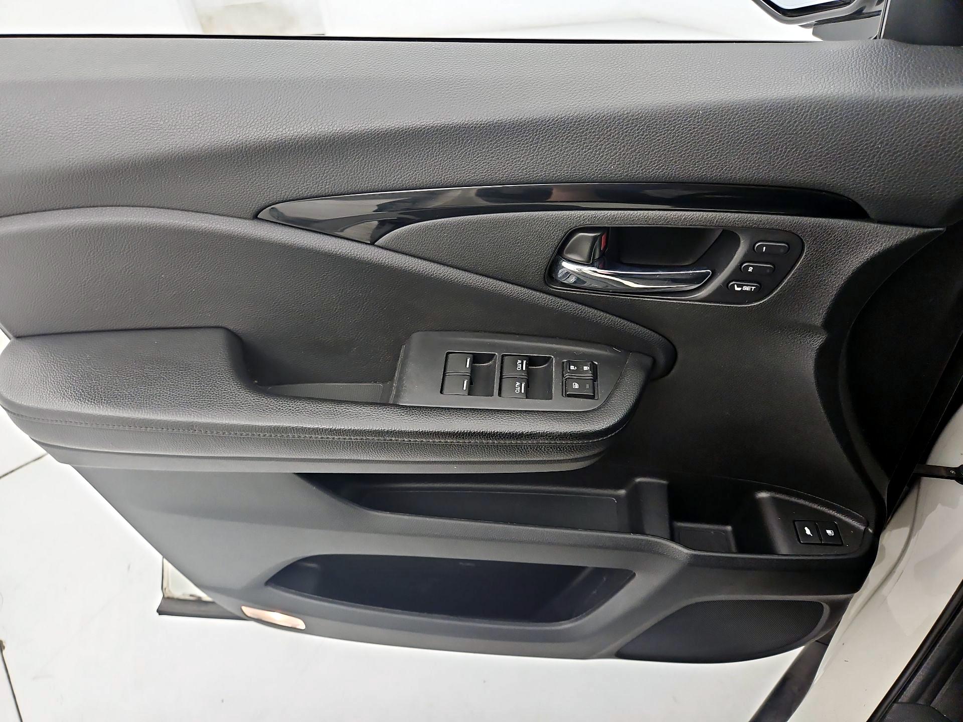 Thumbnail: 2019 Honda Pilot - 12