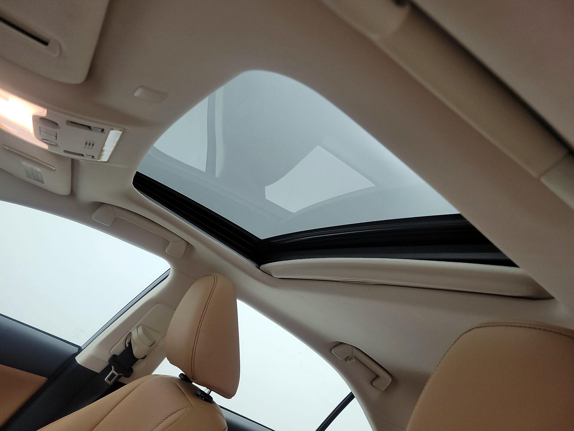 Thumbnail: 2019 Lexus IS - 17
