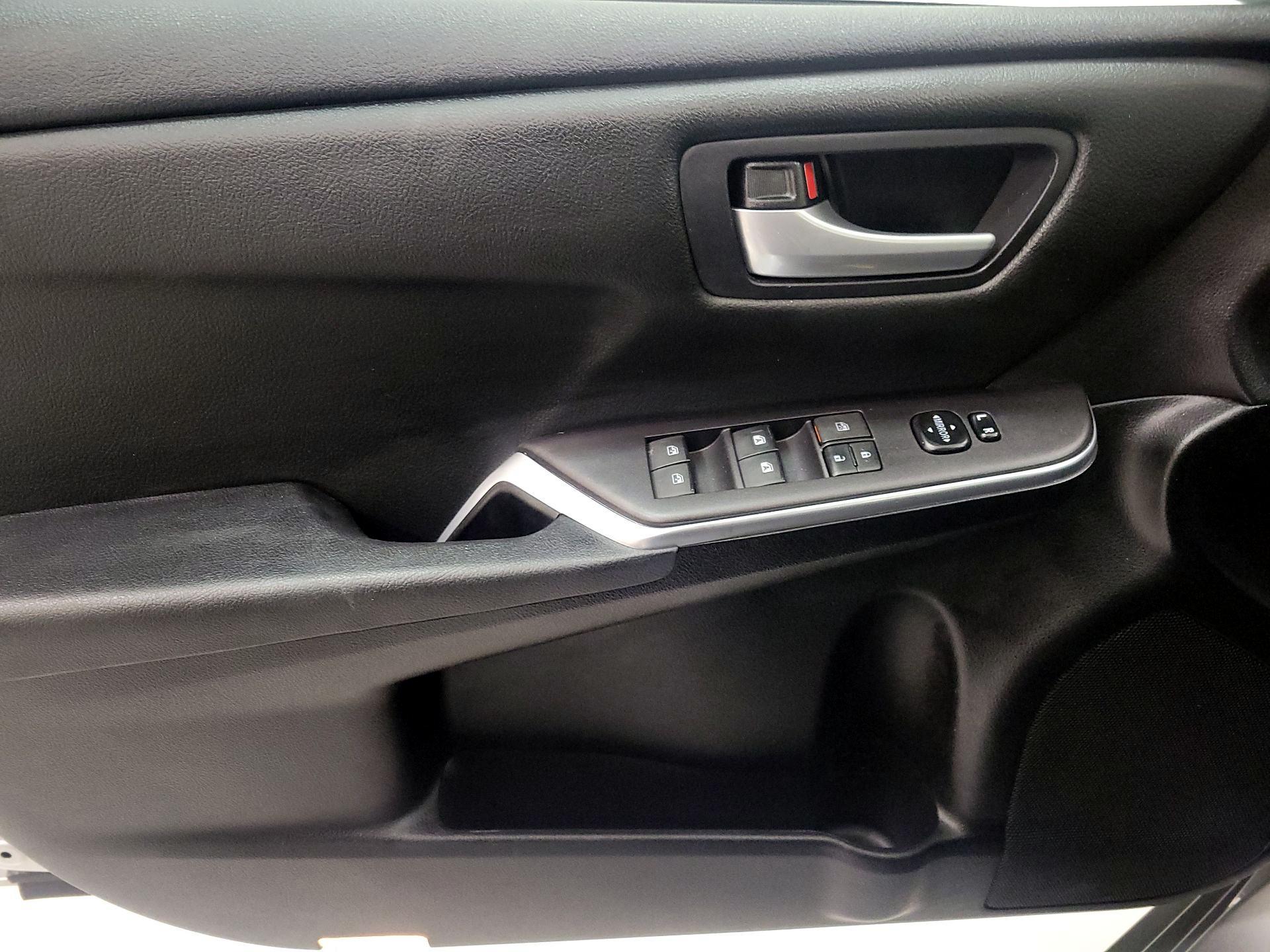 Thumbnail: 2016 Toyota Camry - 12