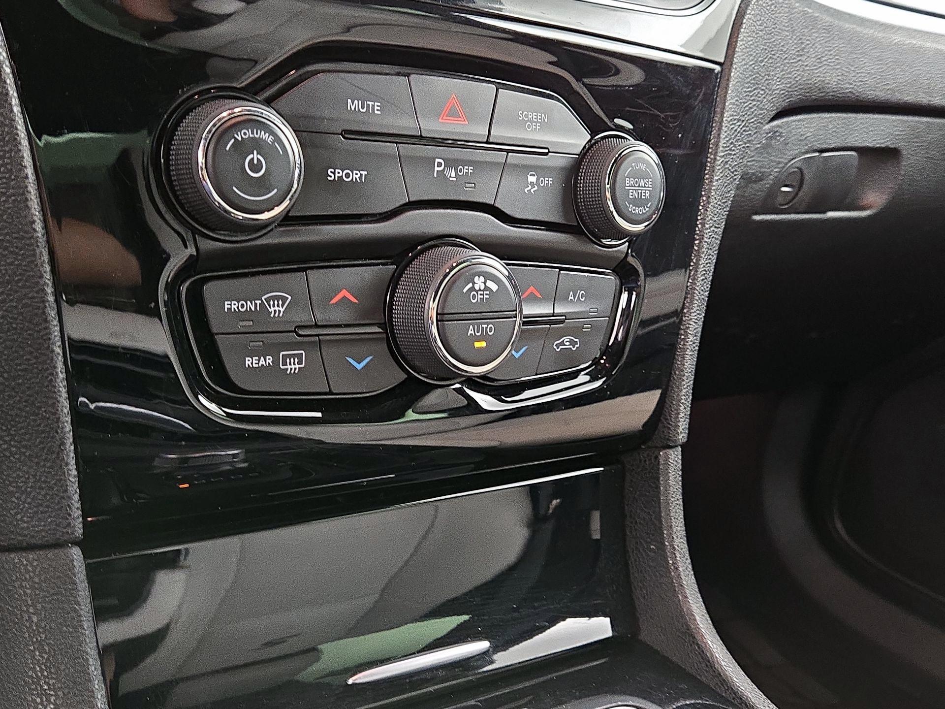 Thumbnail: 2019 Chrysler 300 - 17