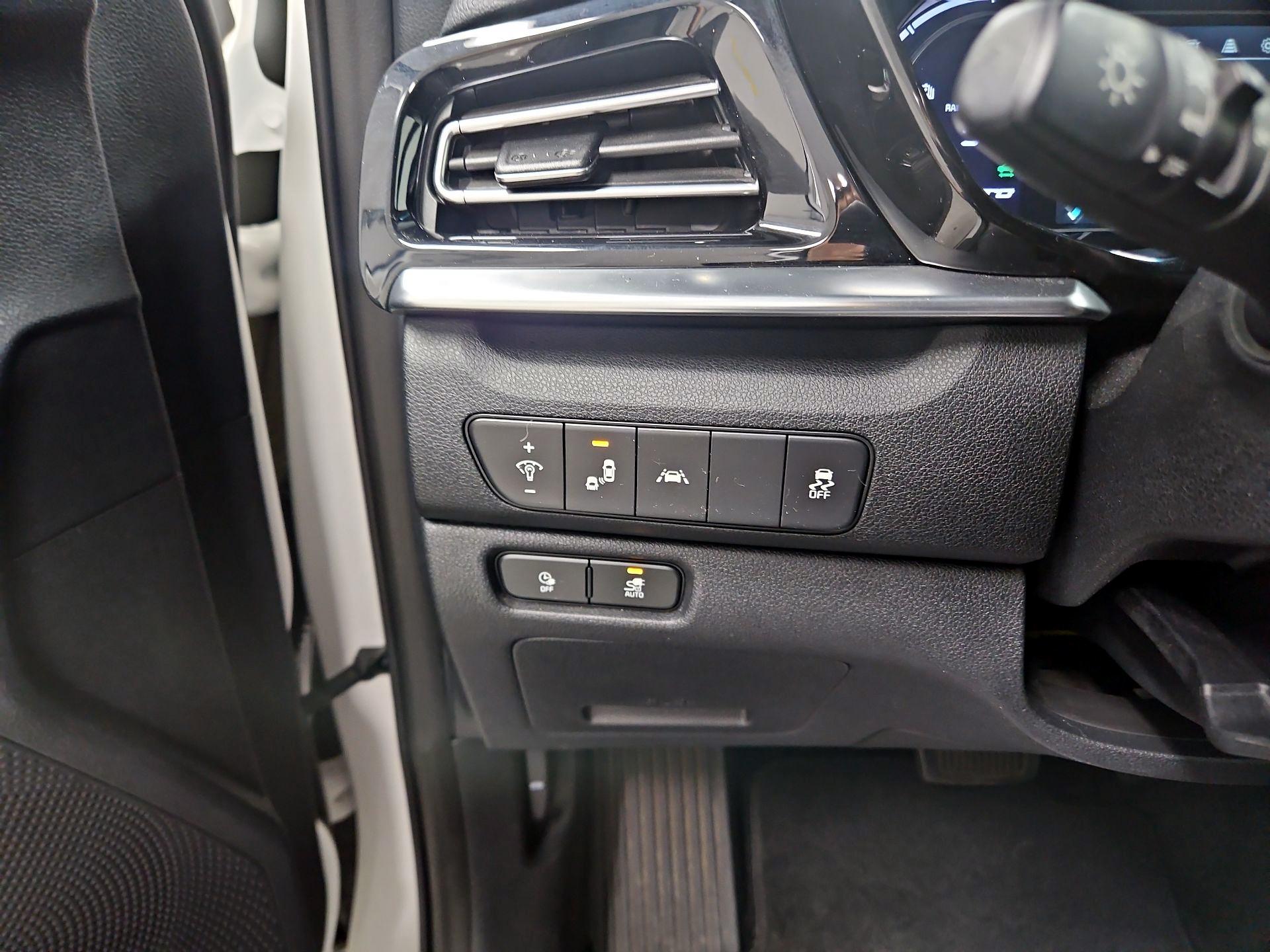 Thumbnail: 2020 Kia Niro - 13