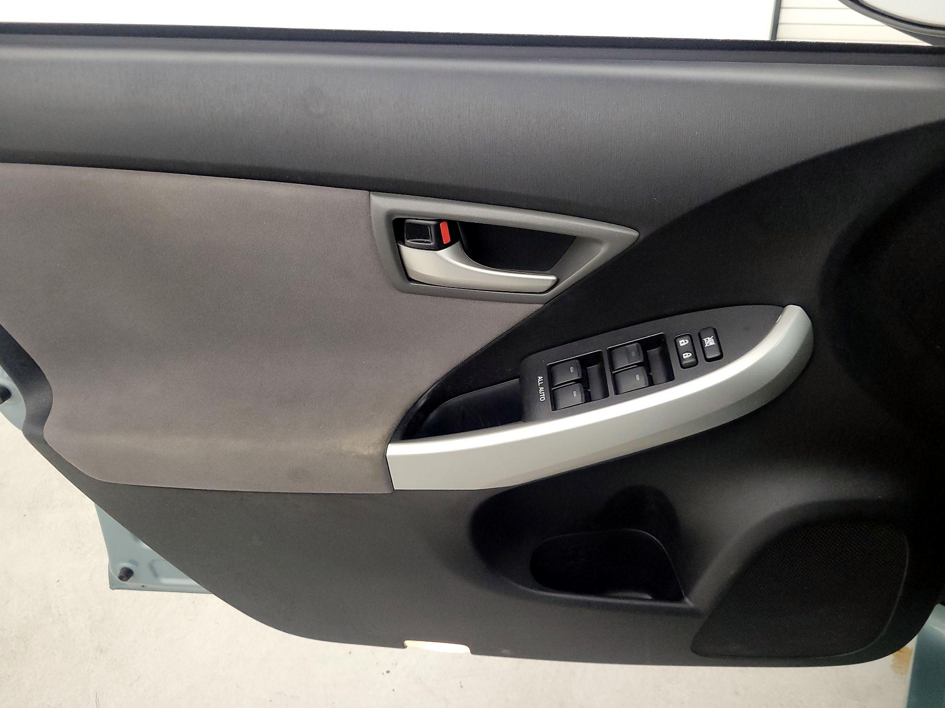 Thumbnail: 2015 Toyota Prius - 12