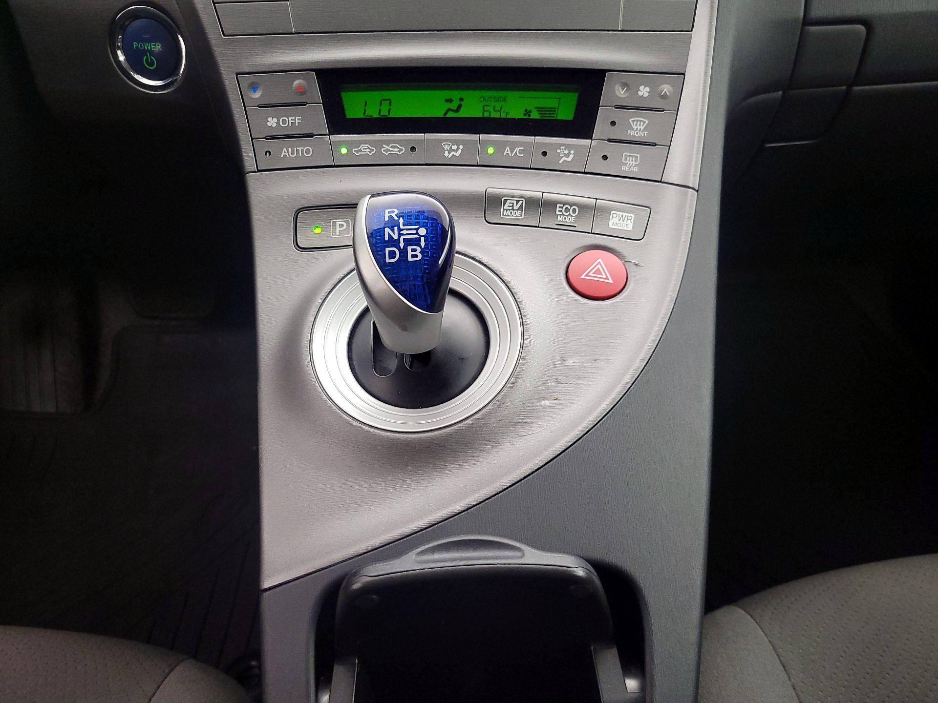 Thumbnail: 2015 Toyota Prius - 17