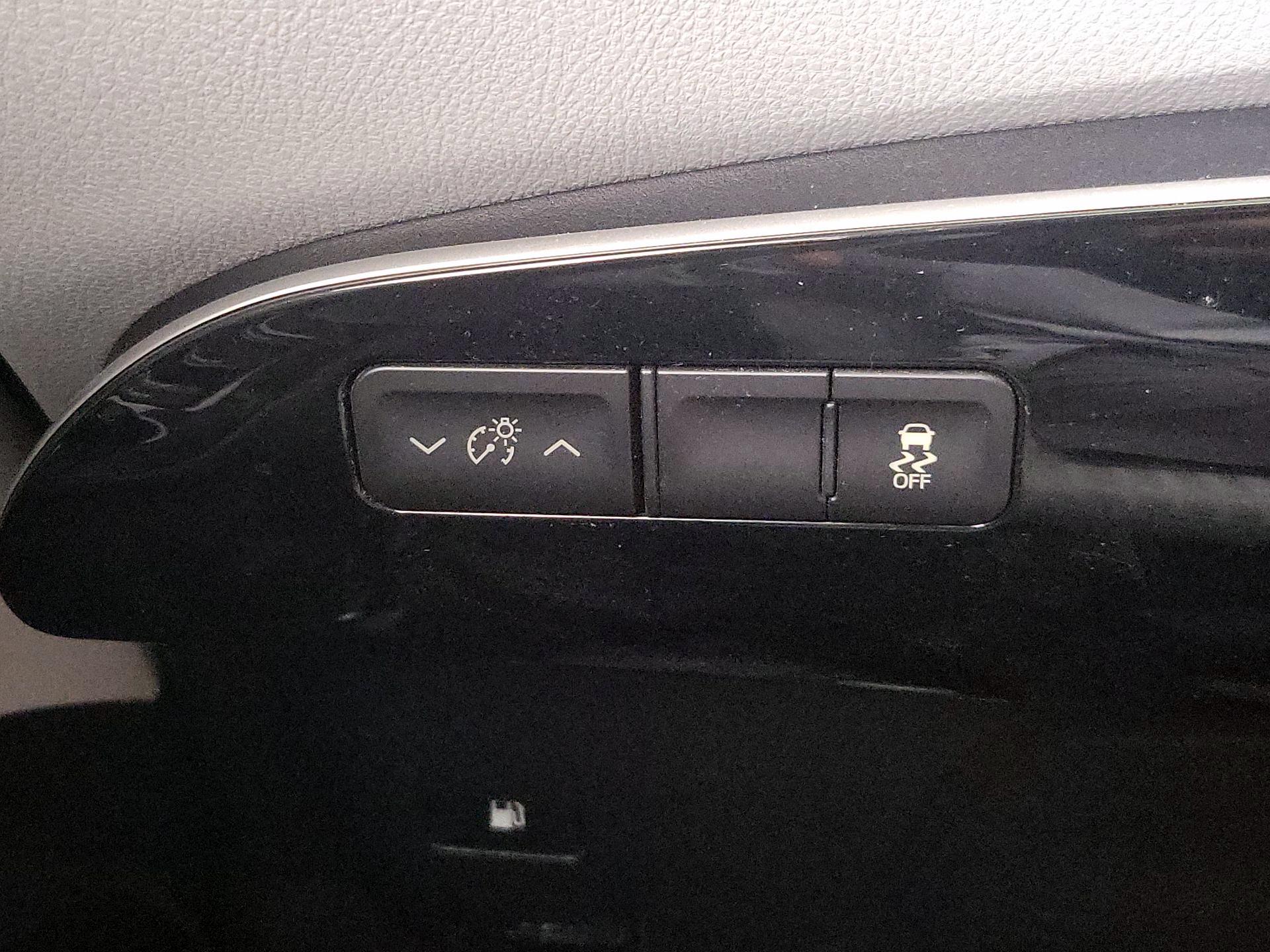 Thumbnail: 2016 Toyota Prius - 13