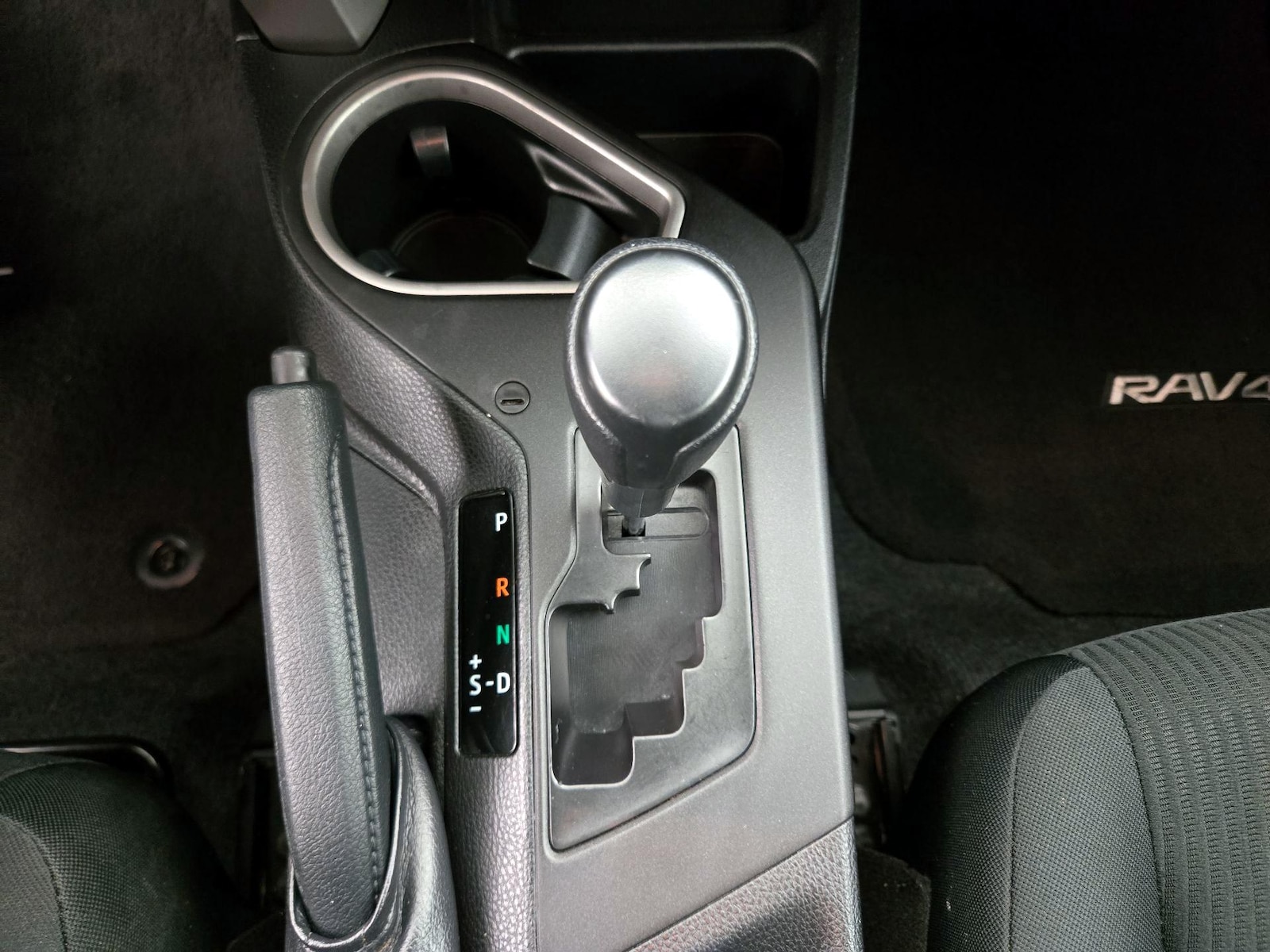 2017 Toyota RAV4 LE - Photo 18