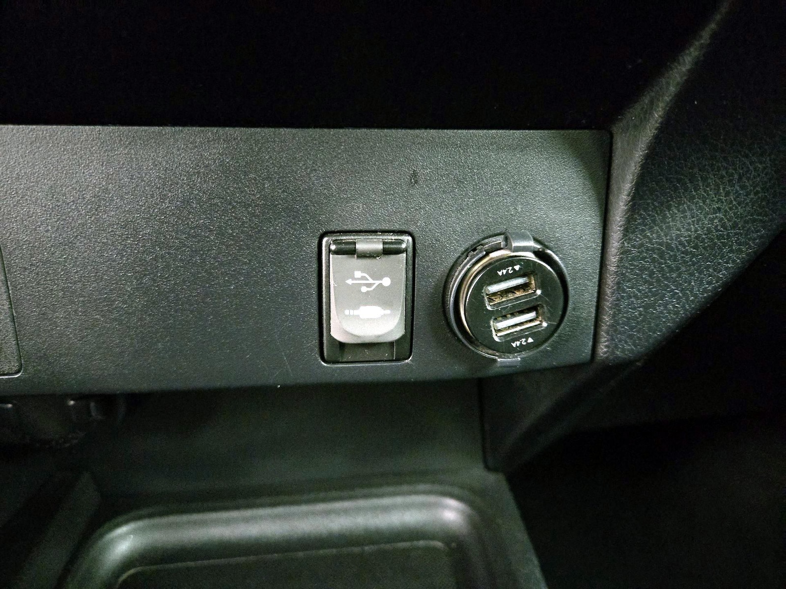 2017 Toyota RAV4 LE - Photo 19