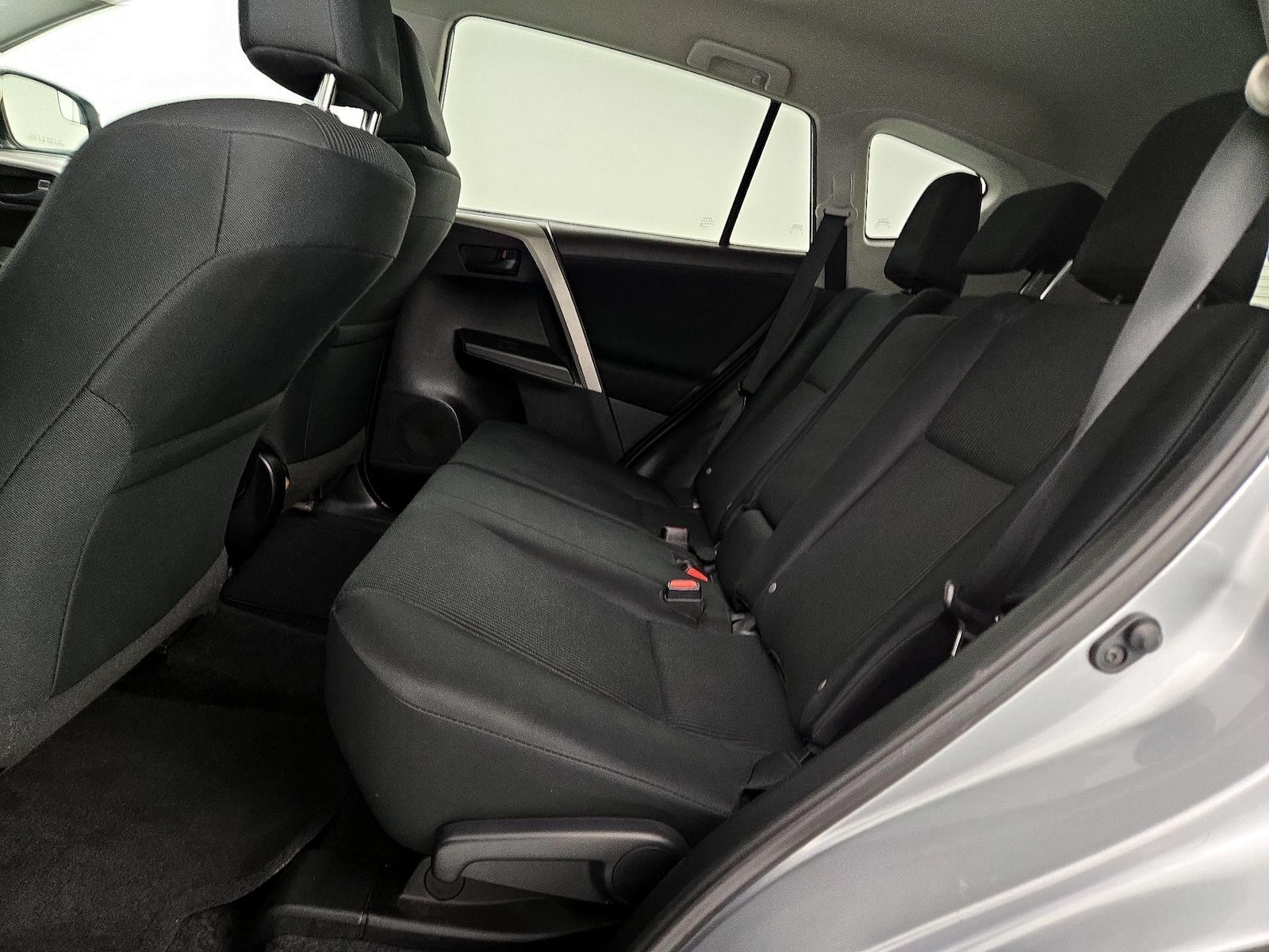 2017 Toyota RAV4 LE - Photo 20