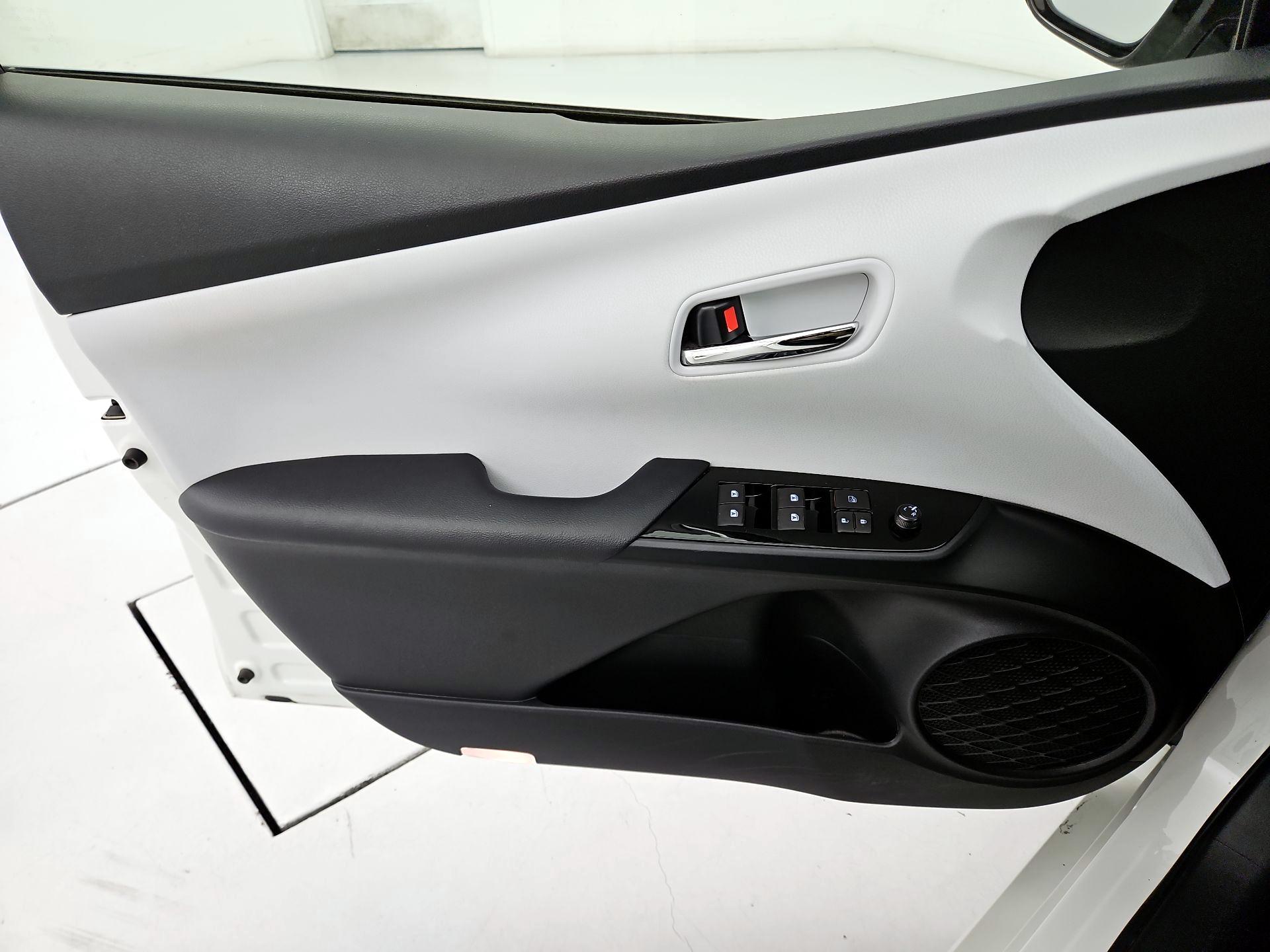 Thumbnail: 2016 Toyota Prius - 12