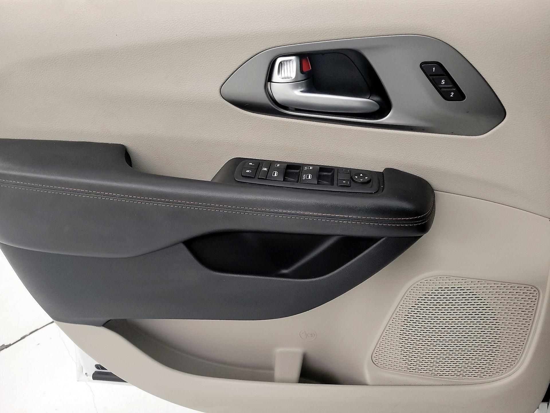Thumbnail: 2020 Chrysler Pacifica - 12