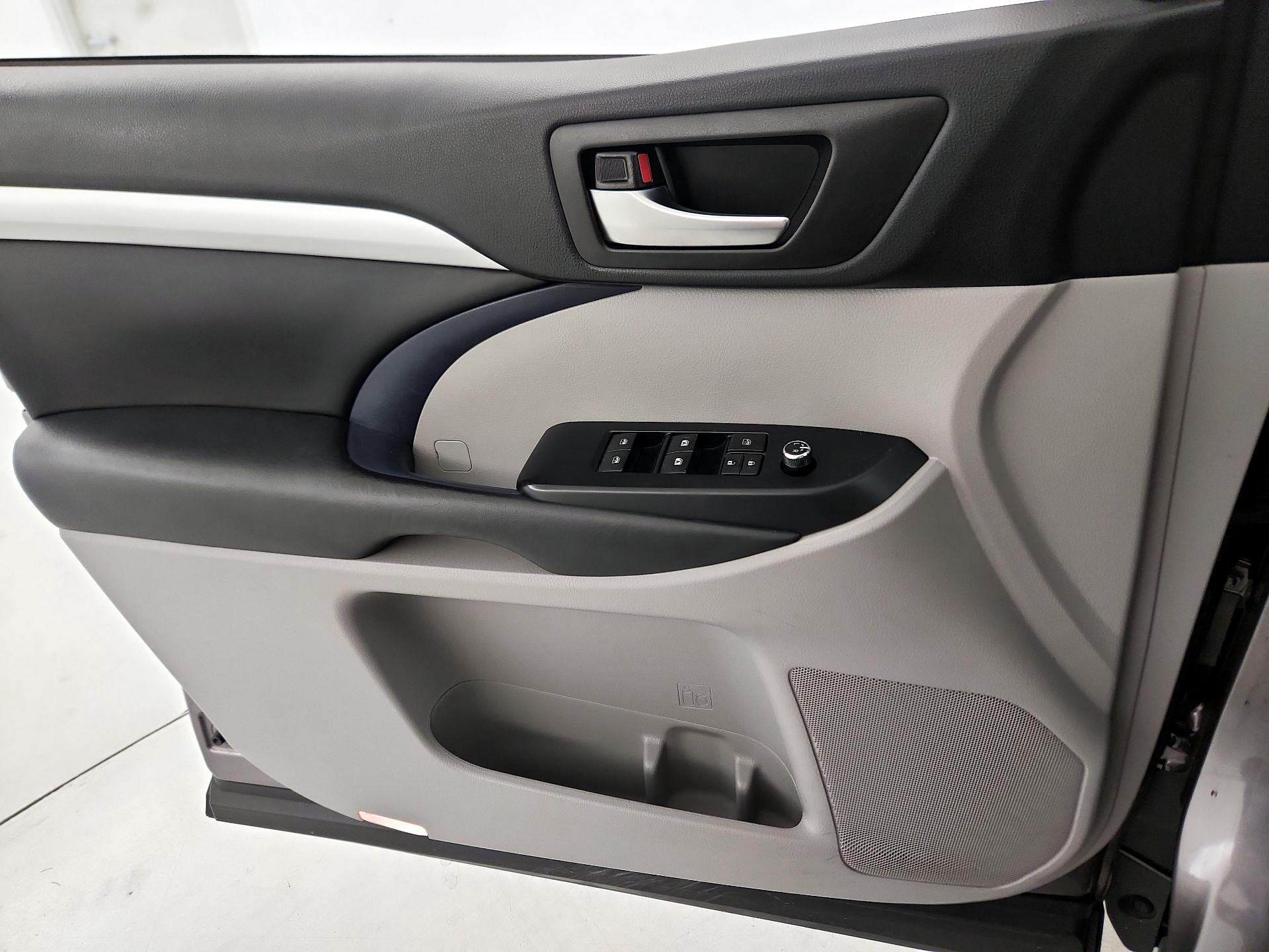 Thumbnail: 2019 Toyota Highlander - 12