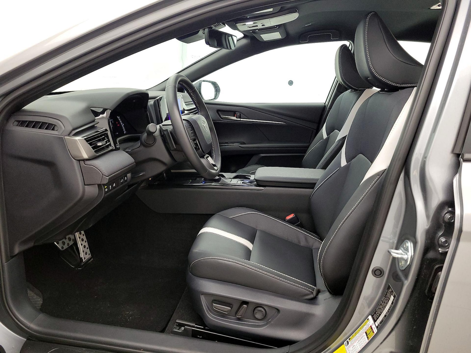 2026 Toyota Camry SE - Photo 12