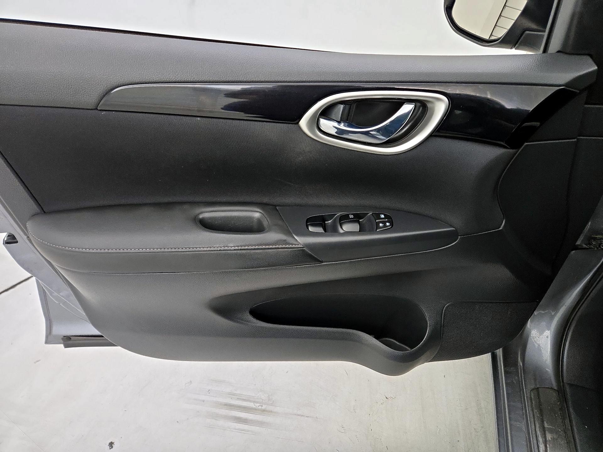 Thumbnail: 2016 Nissan Sentra - 12