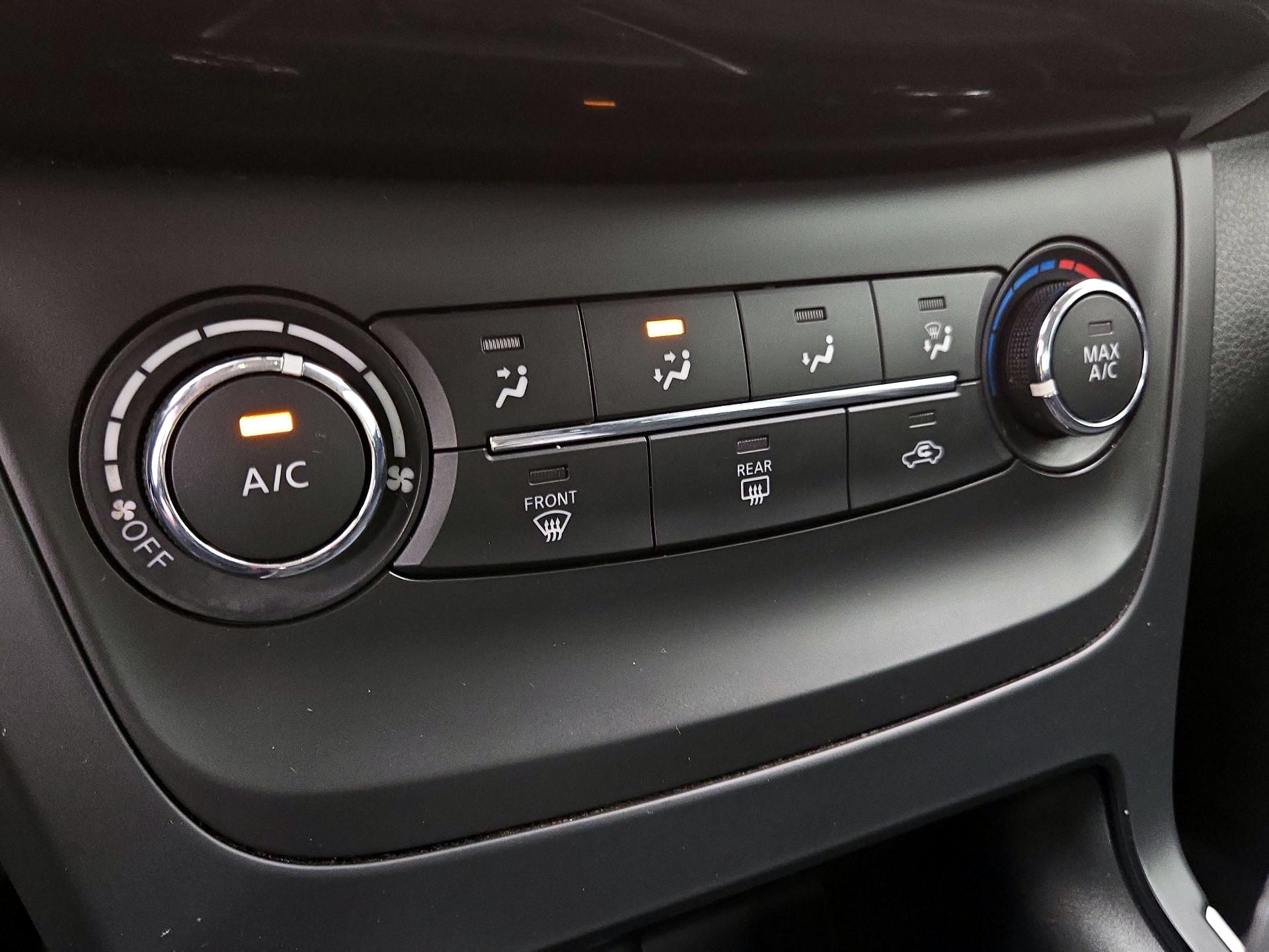 Thumbnail: 2016 Nissan Sentra - 16