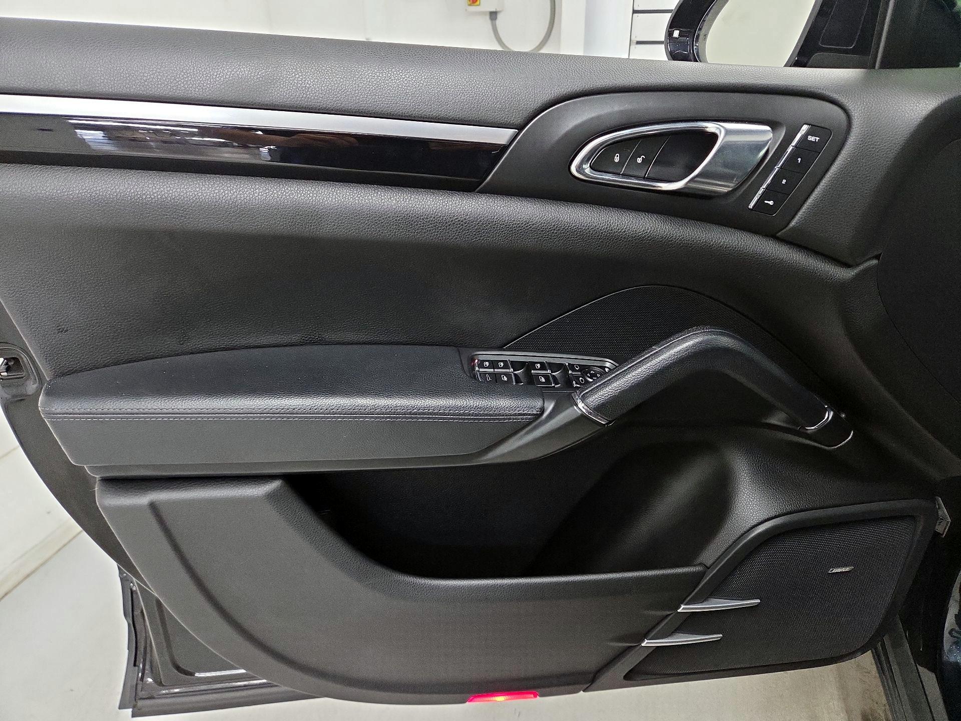 Thumbnail: 2015 Porsche Cayenne - 12