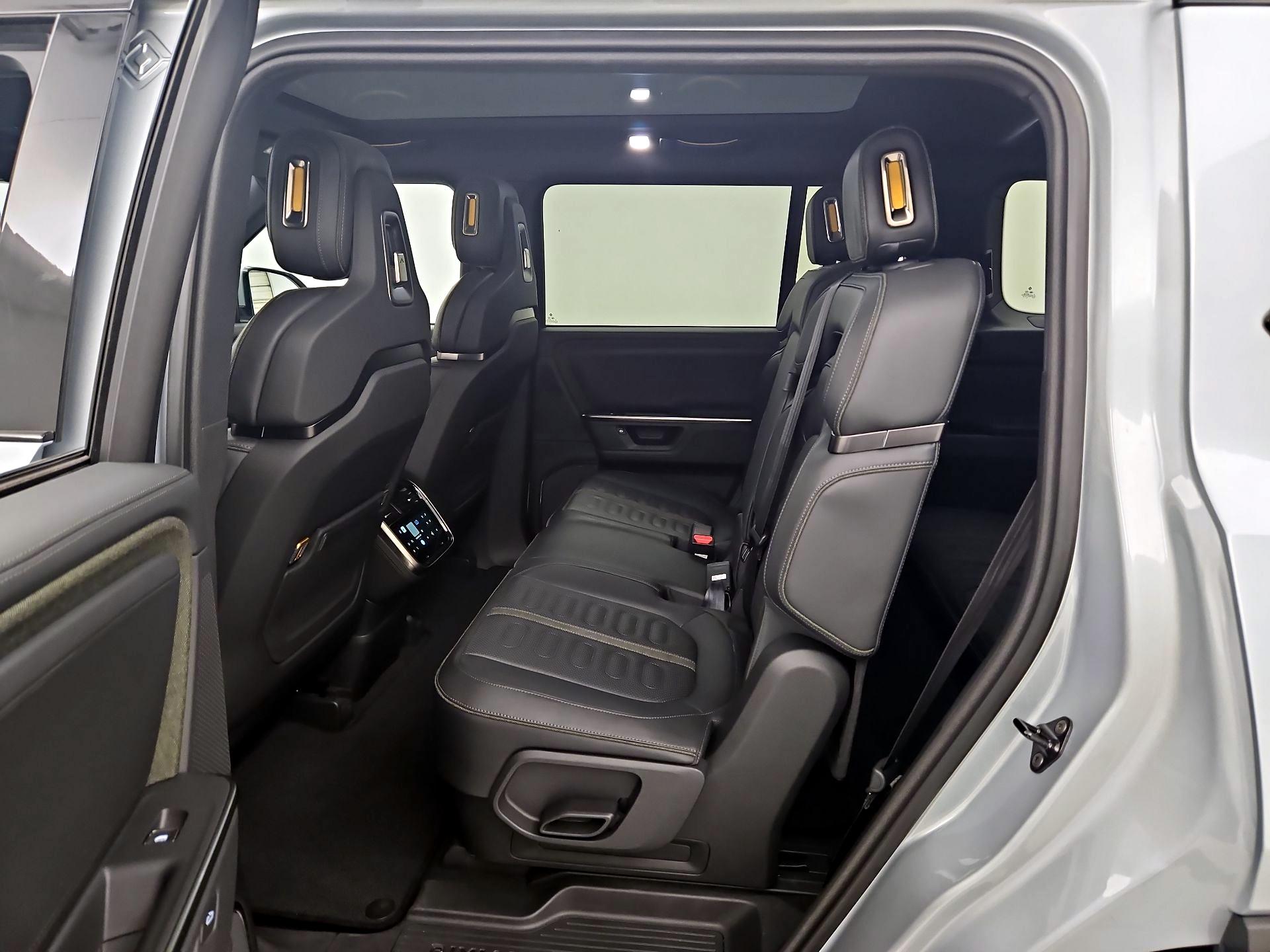 Thumbnail: 2025 Rivian R1S - 18