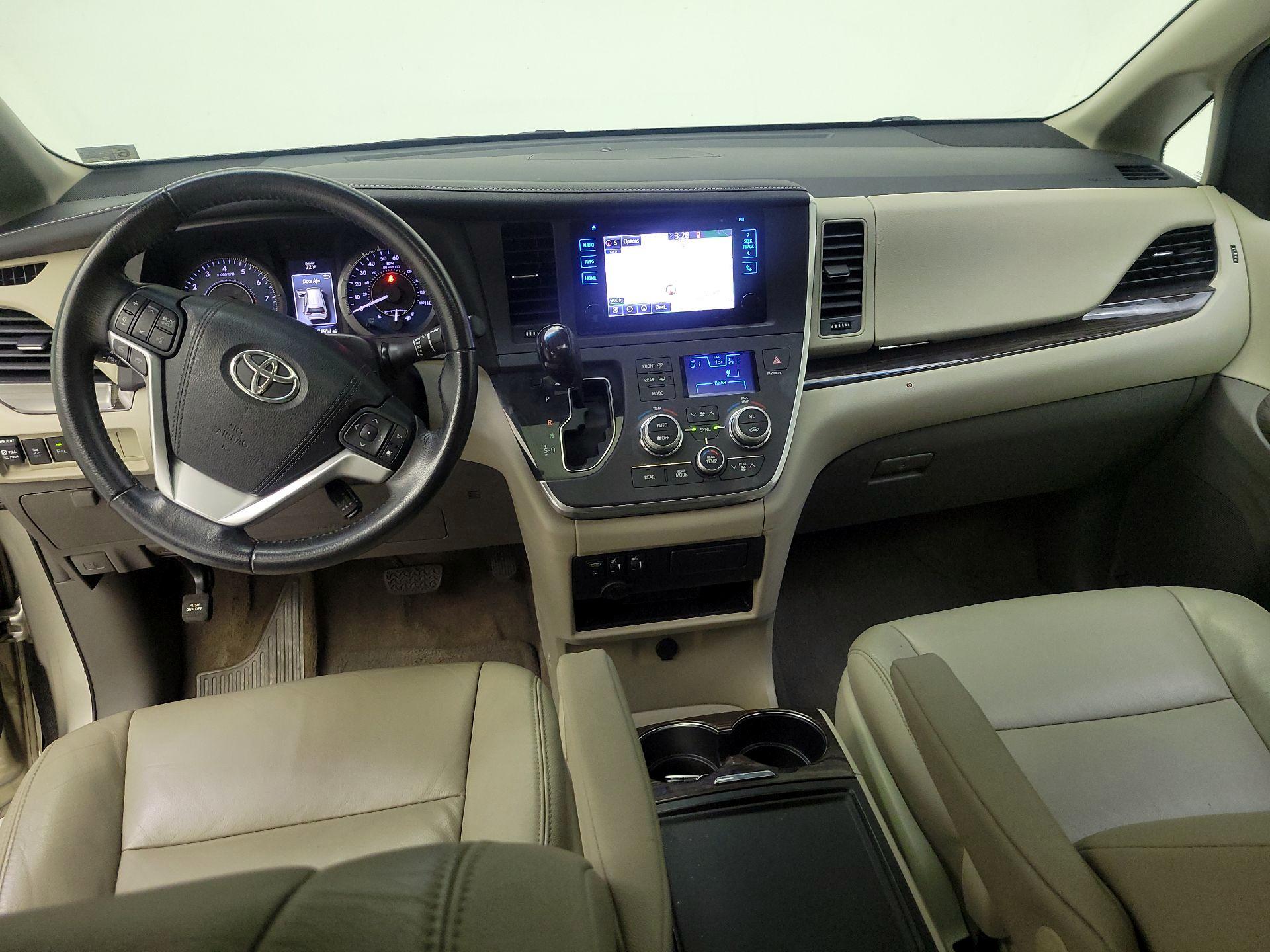 Thumbnail: 2017 Toyota Sienna - 9