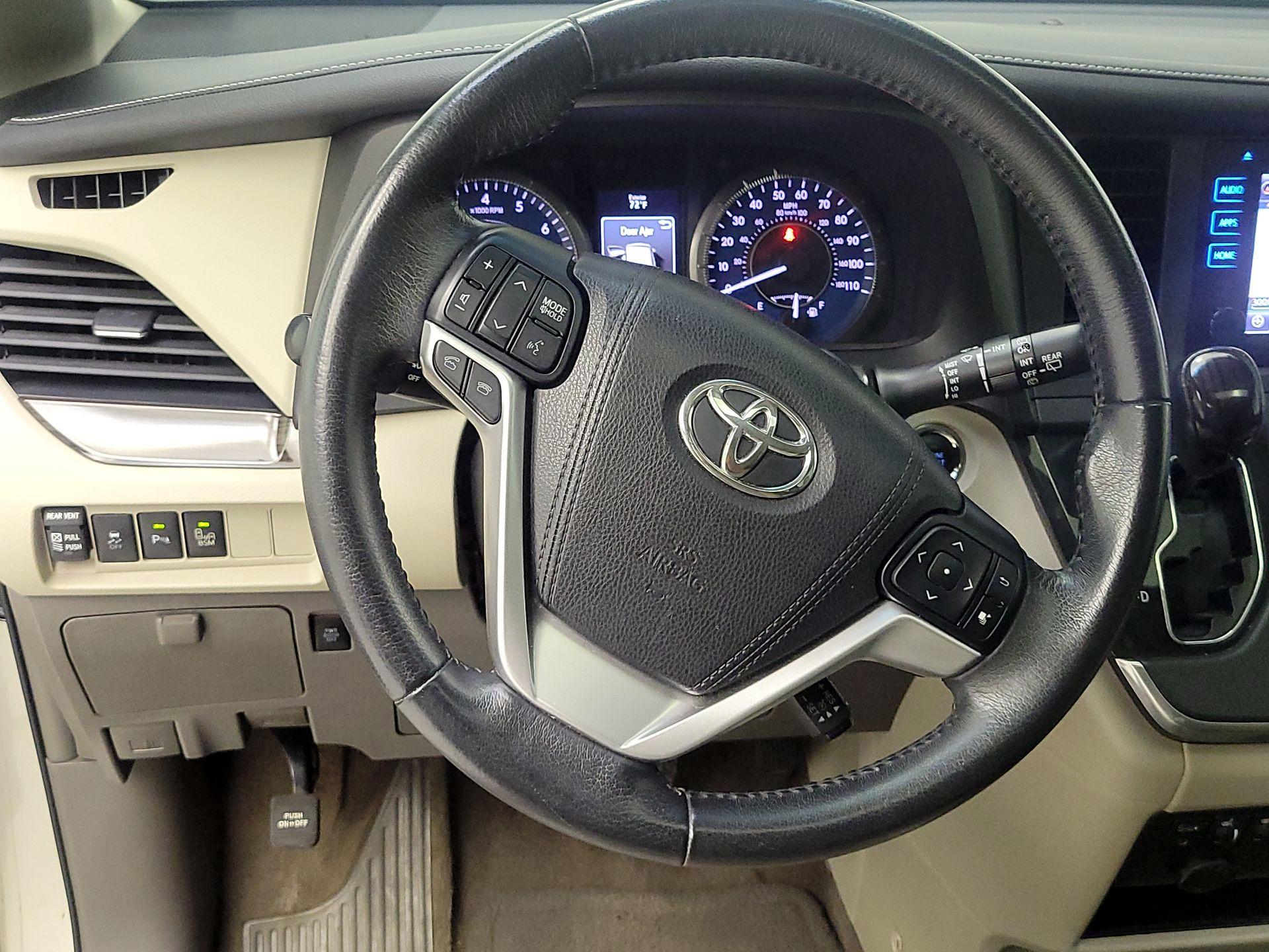 Thumbnail: 2017 Toyota Sienna - 10