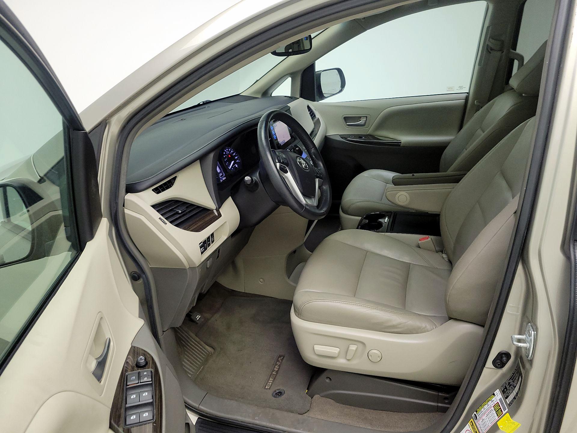 Thumbnail: 2017 Toyota Sienna - 11