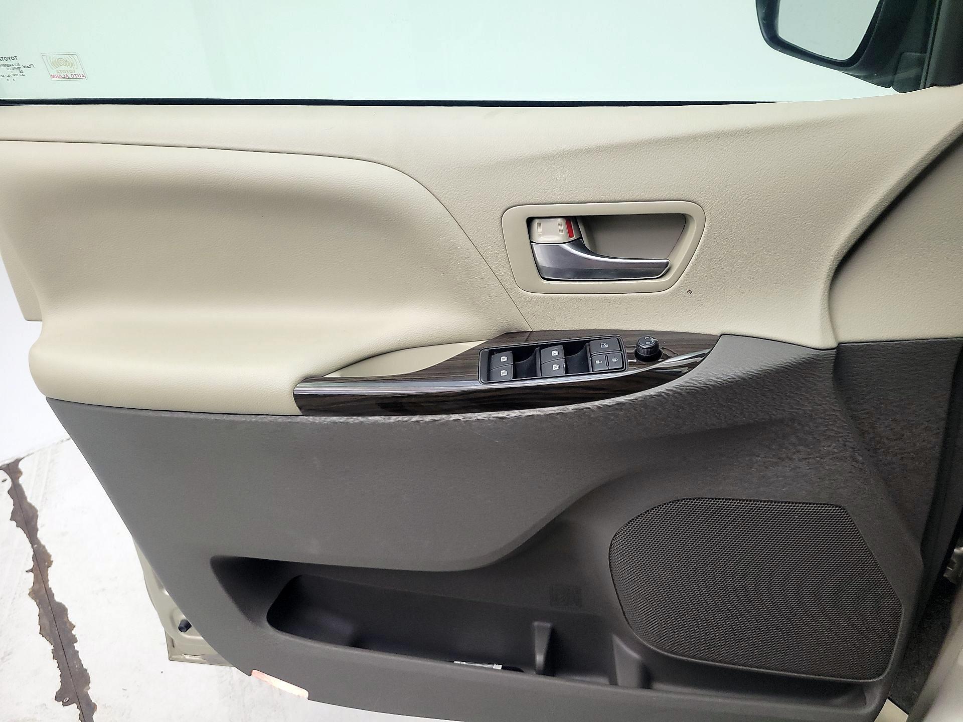 Thumbnail: 2017 Toyota Sienna - 12