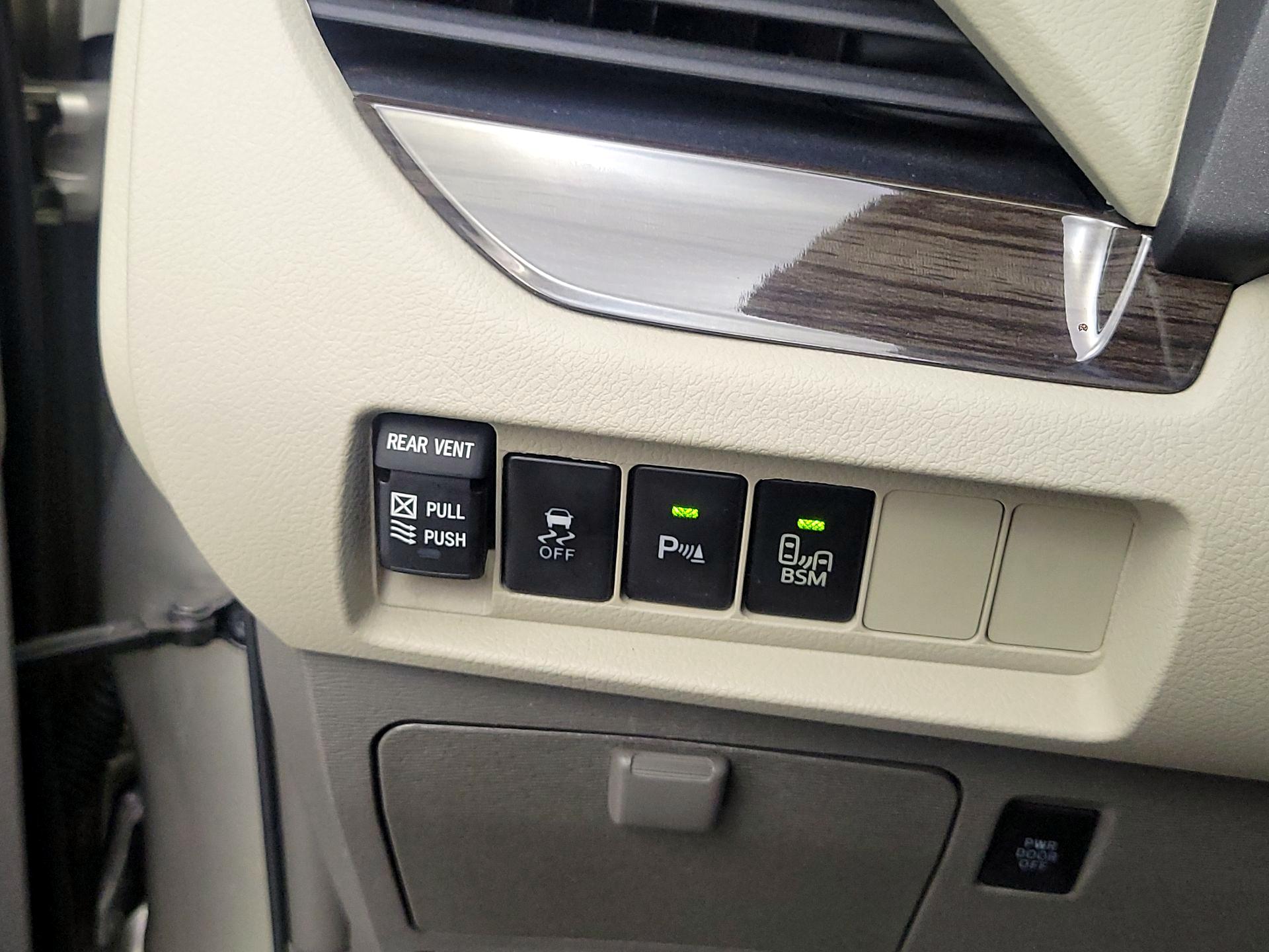 Thumbnail: 2017 Toyota Sienna - 13