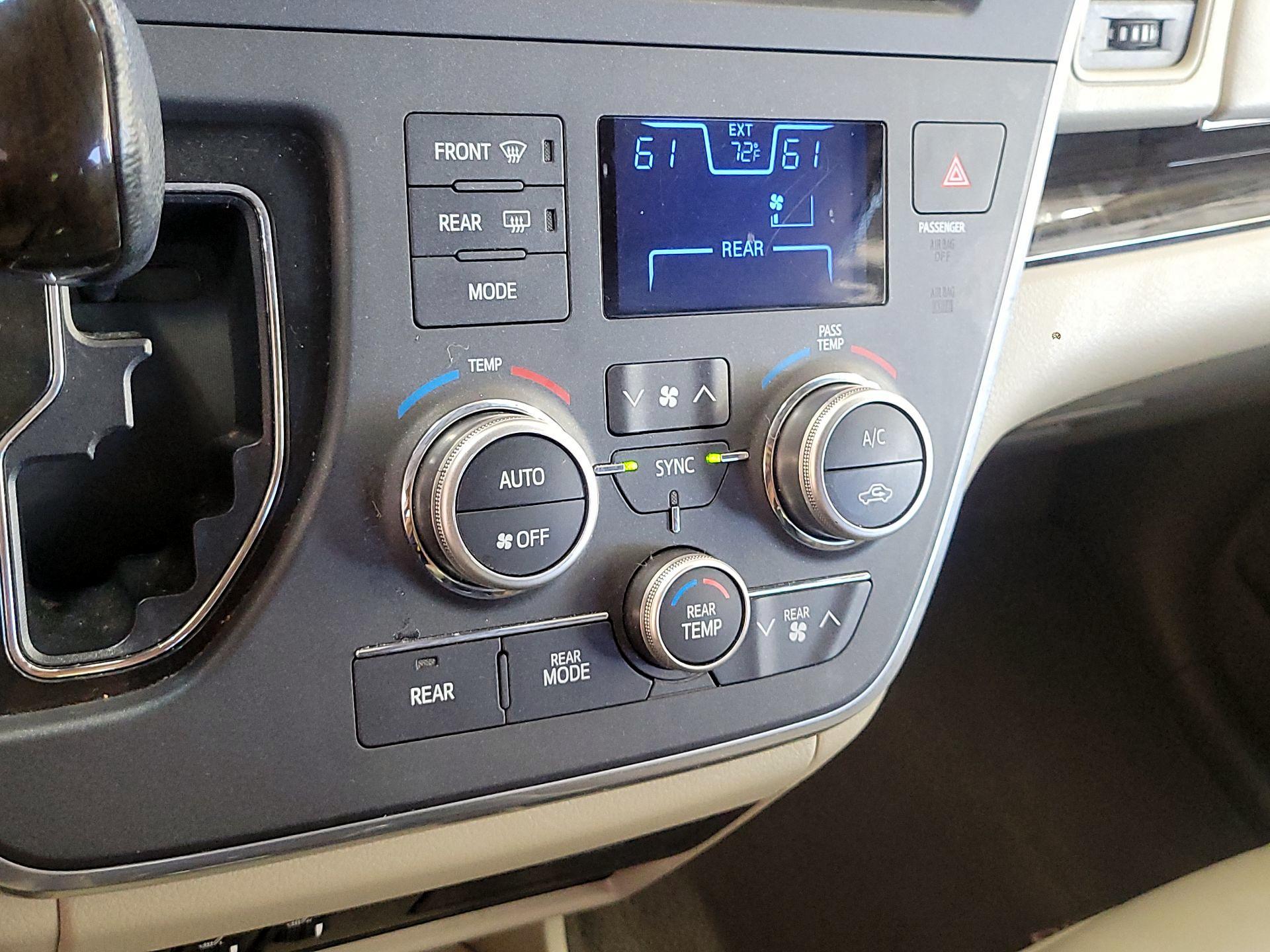 Thumbnail: 2017 Toyota Sienna - 17