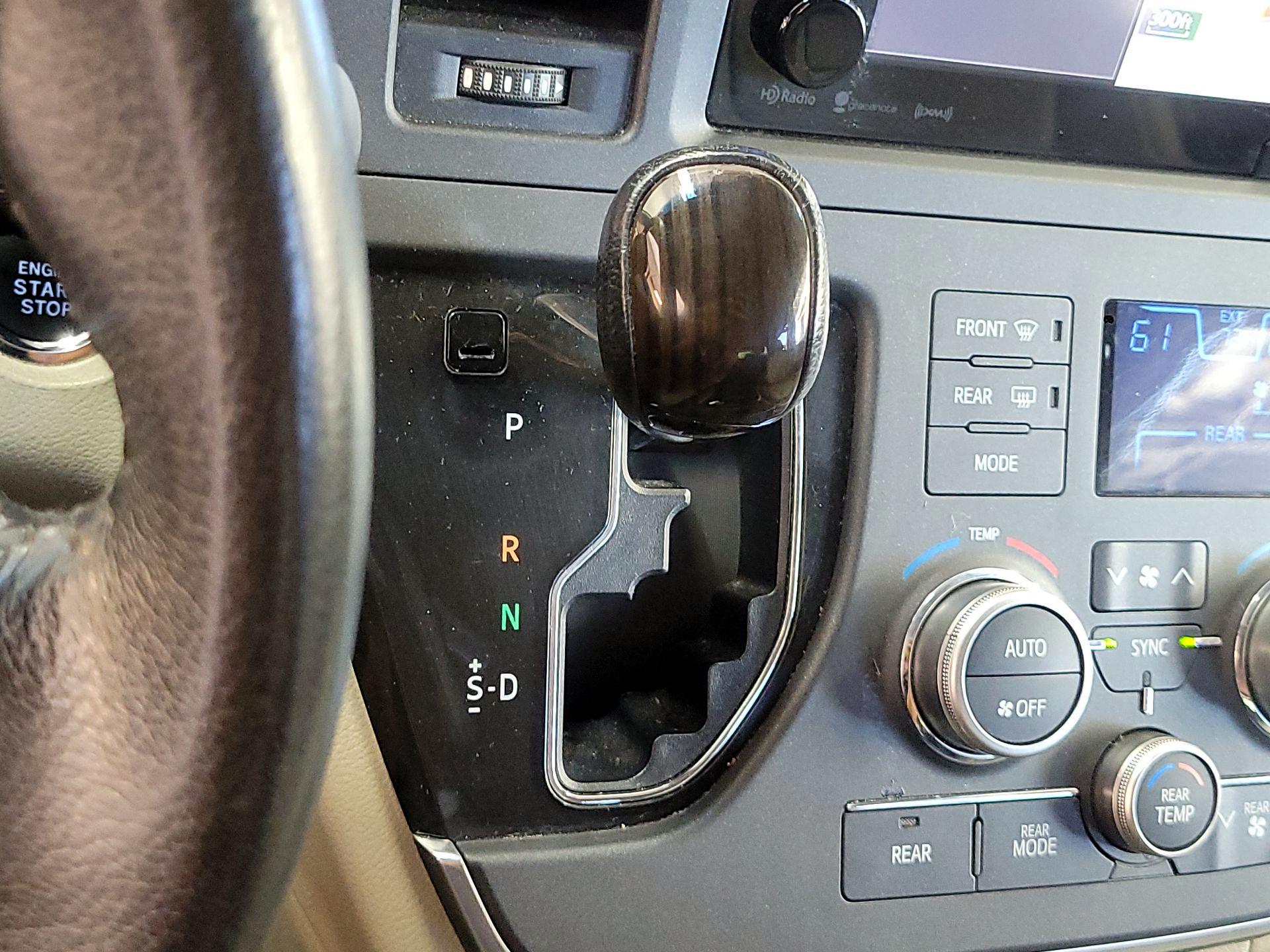 Thumbnail: 2017 Toyota Sienna - 18
