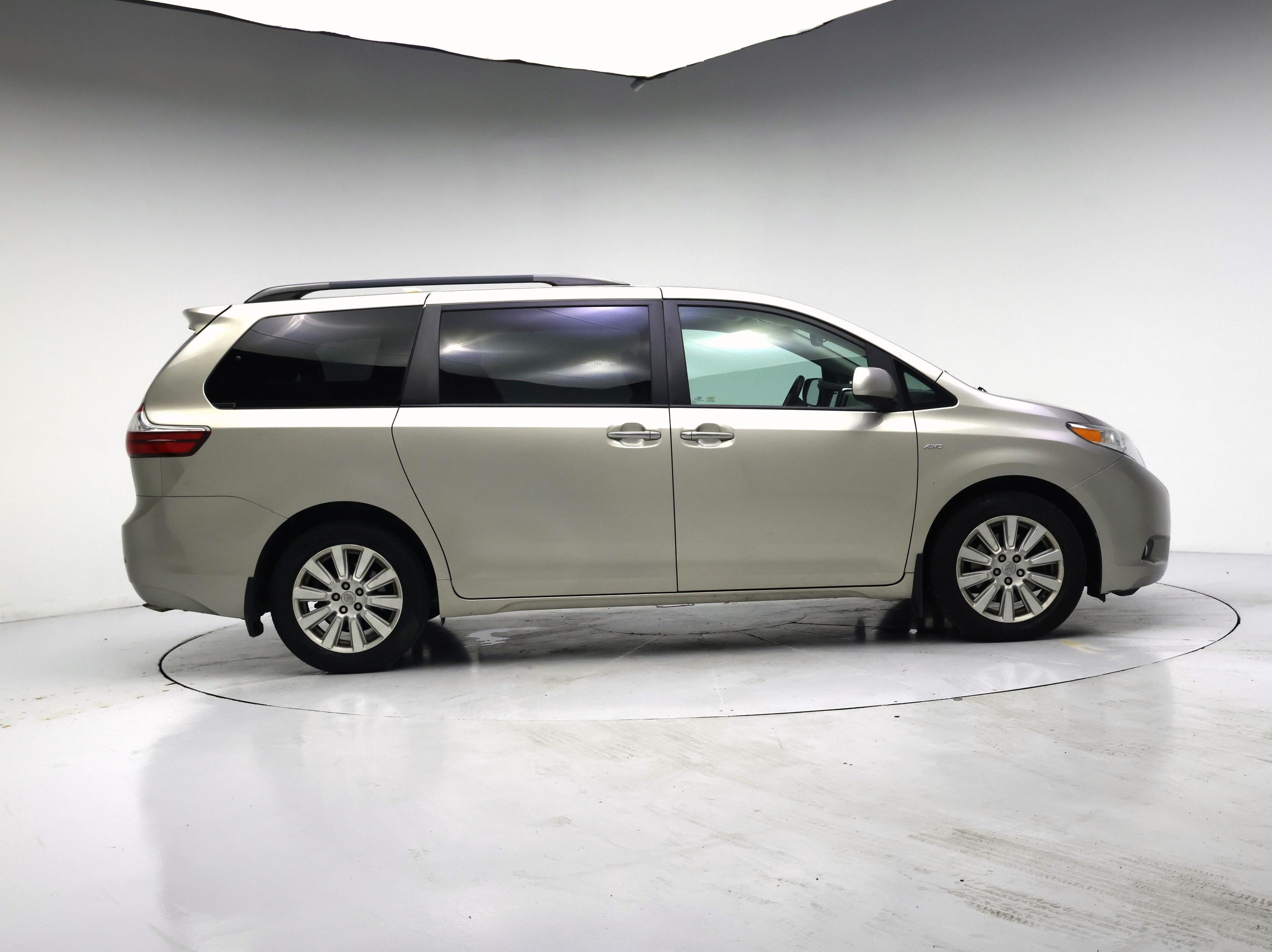 Thumbnail: 2017 Toyota Sienna - 7