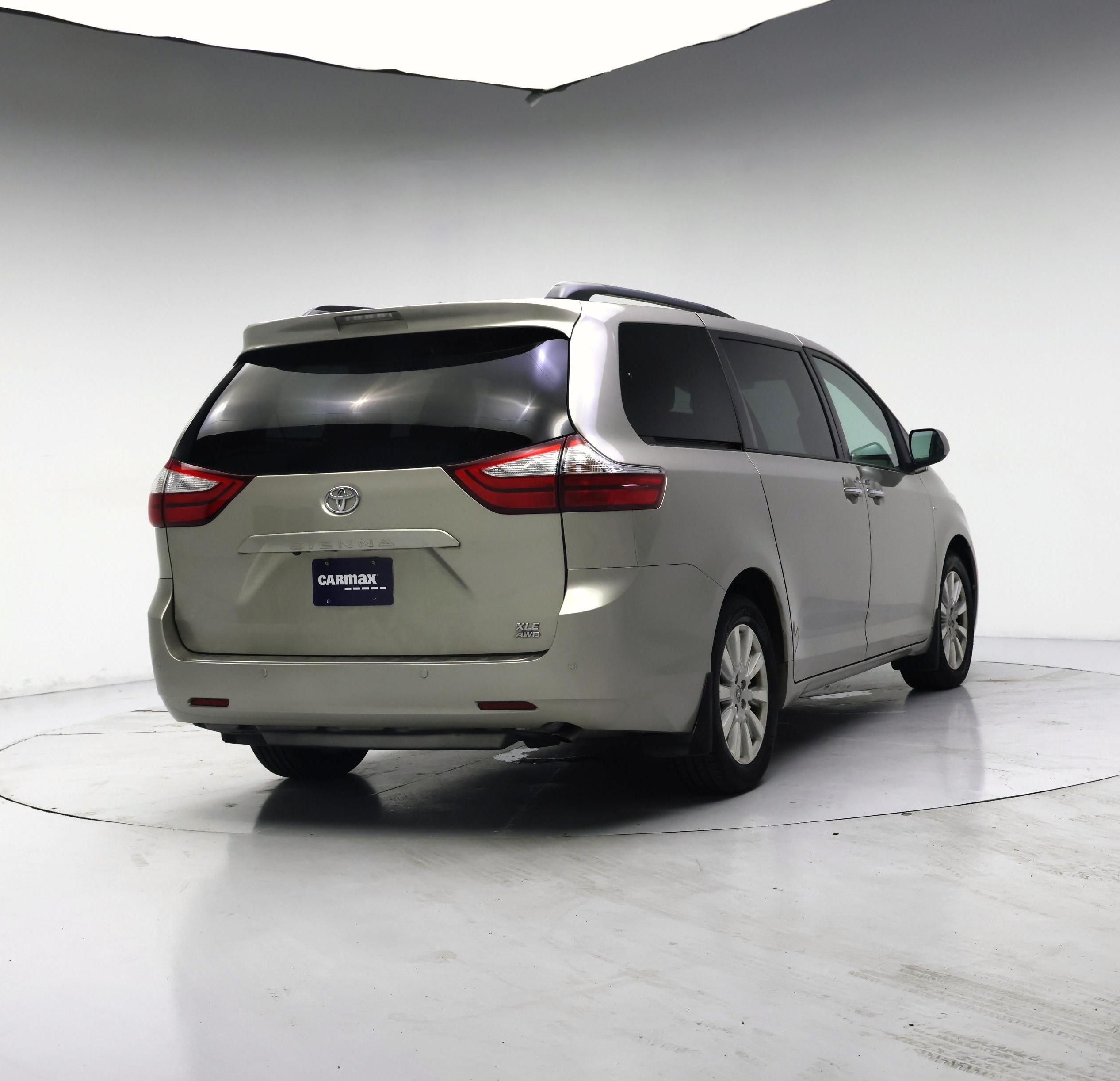 Thumbnail: 2017 Toyota Sienna - 8