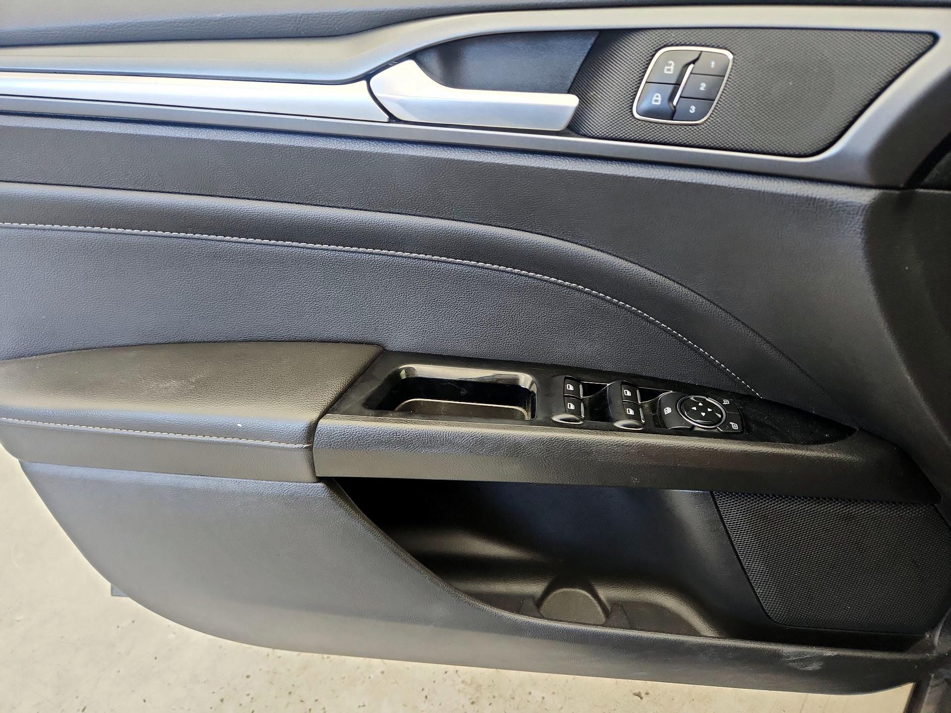 Thumbnail: 2016 Ford Fusion - 12