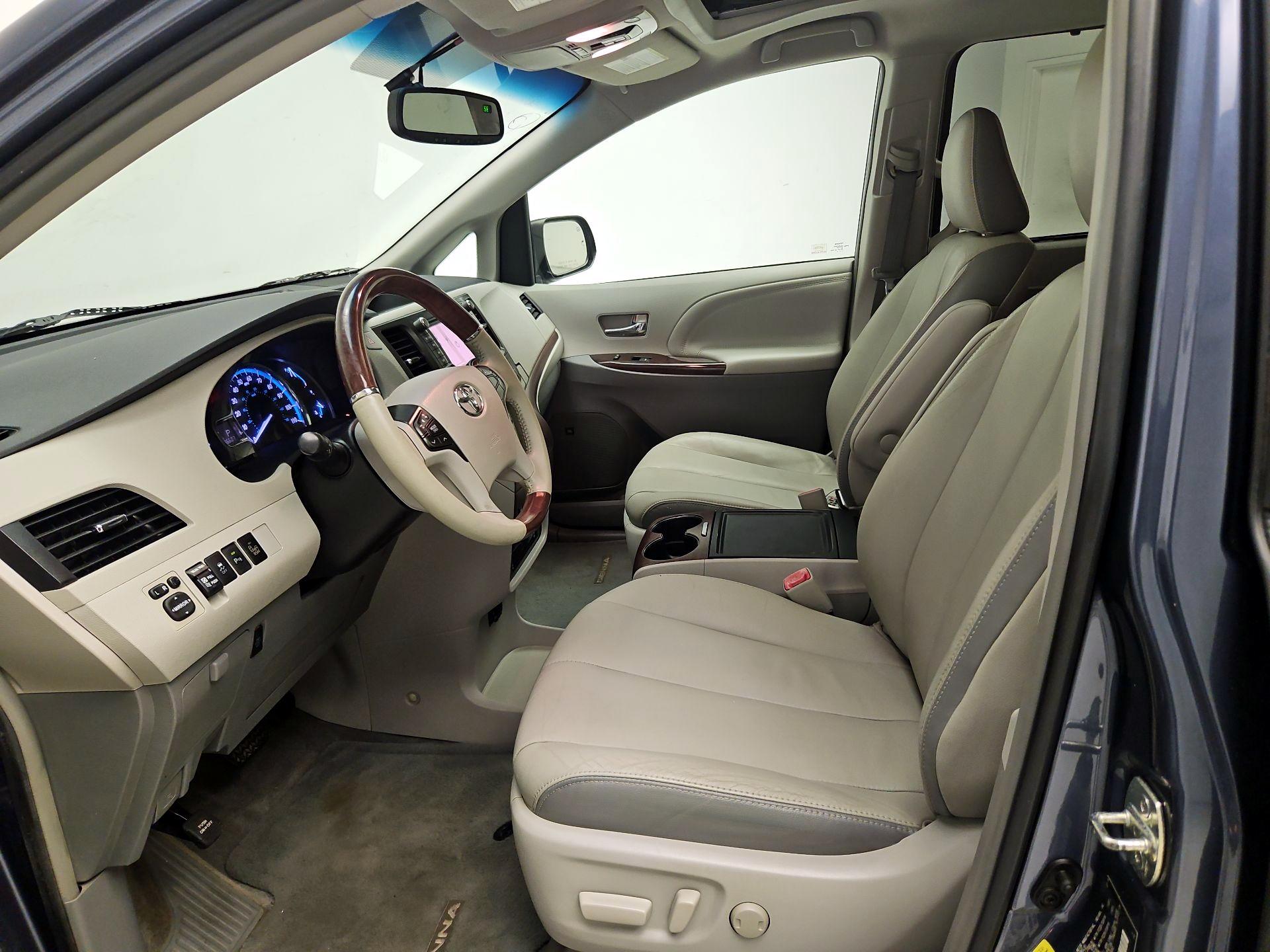 Thumbnail: 2014 Toyota Sienna - 11