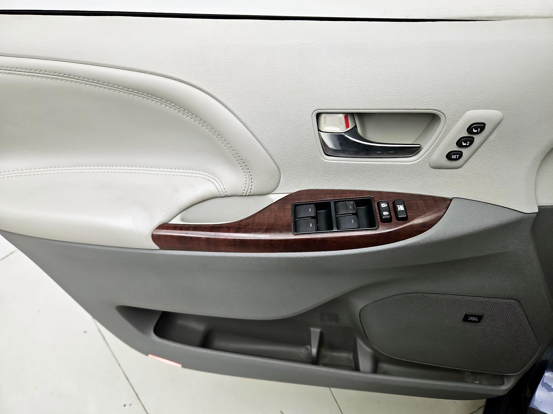 Thumbnail: 2014 Toyota Sienna - 12