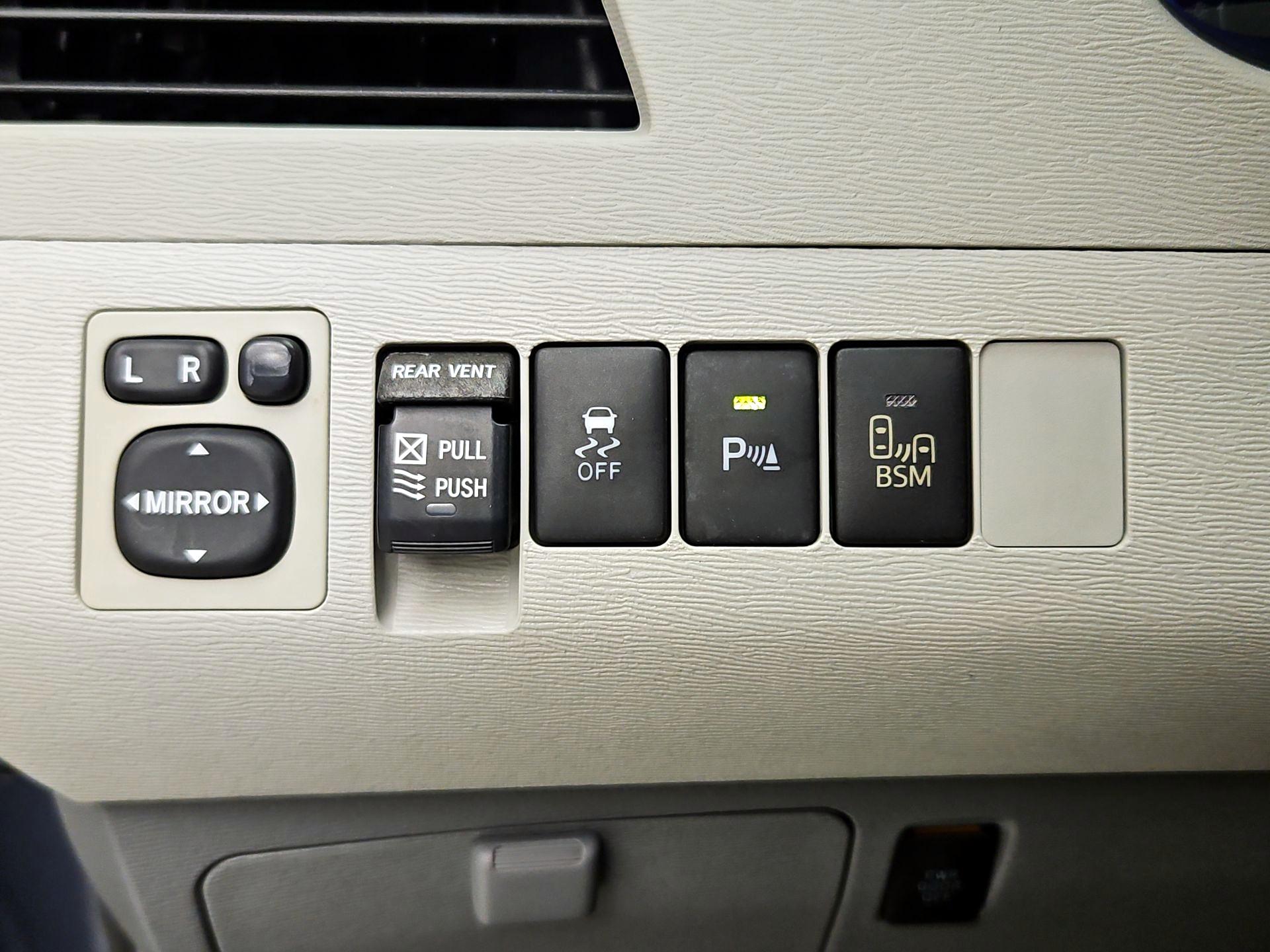 Thumbnail: 2014 Toyota Sienna - 13