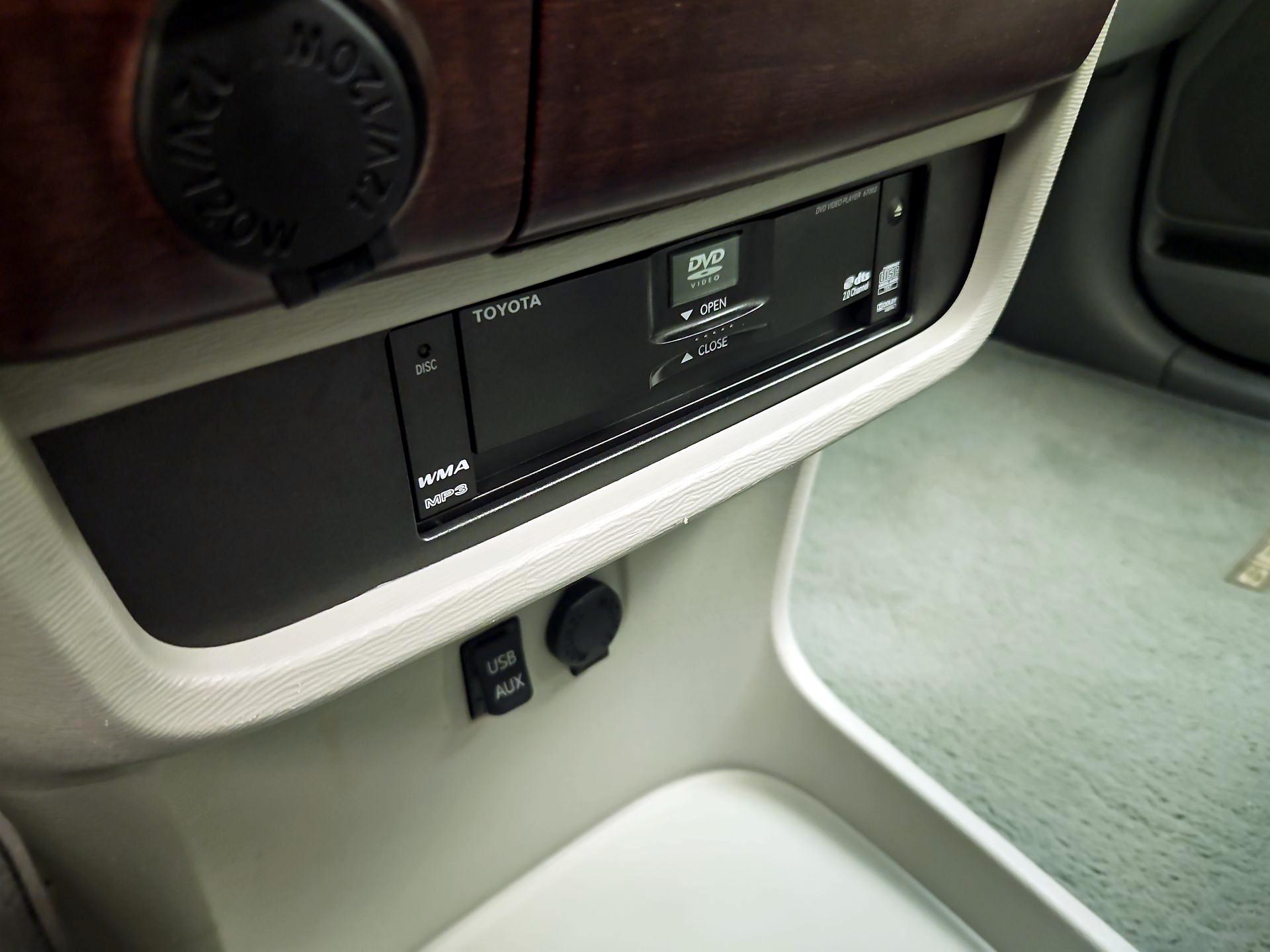 Thumbnail: 2014 Toyota Sienna - 19