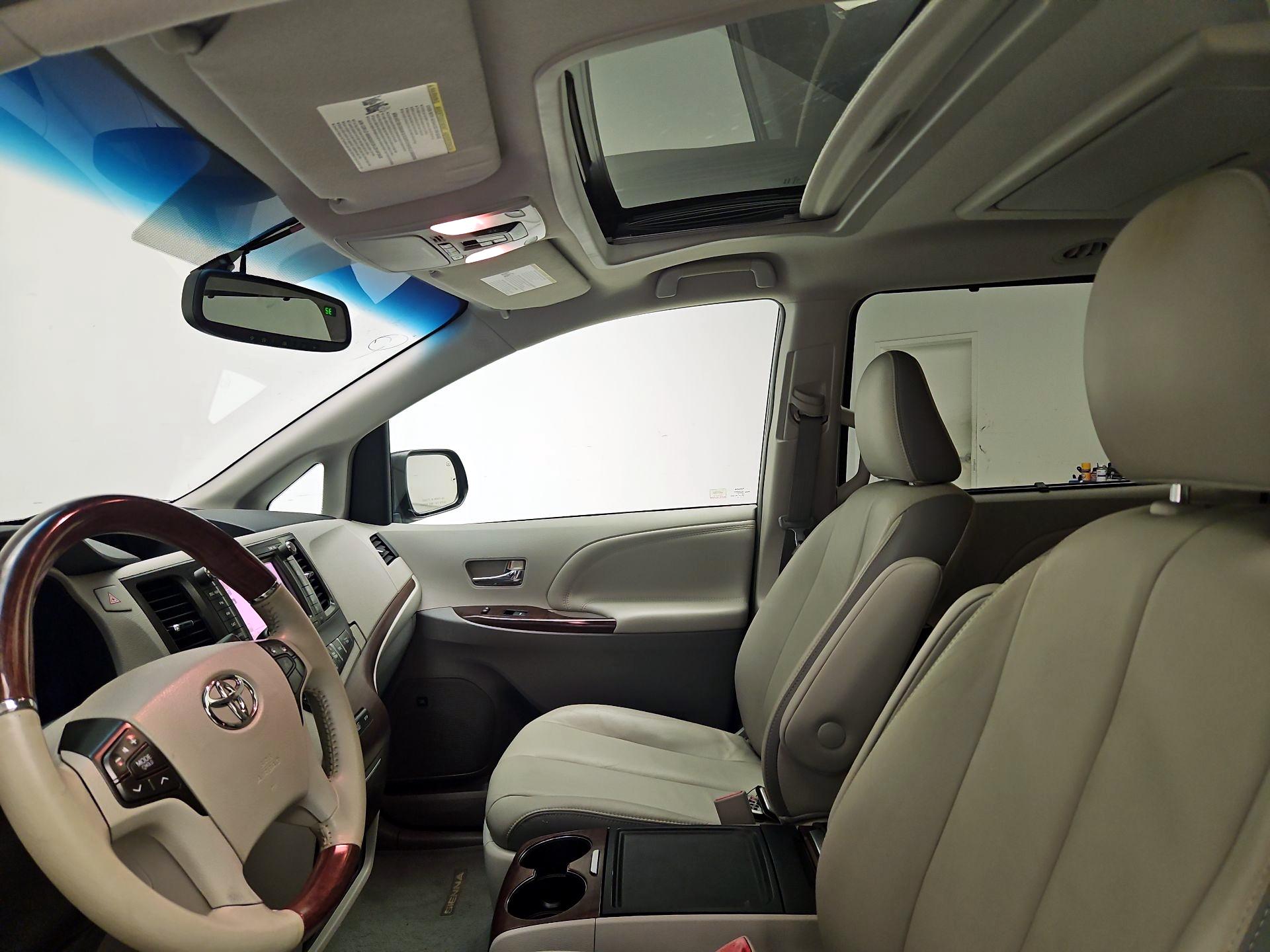 Thumbnail: 2014 Toyota Sienna - 20