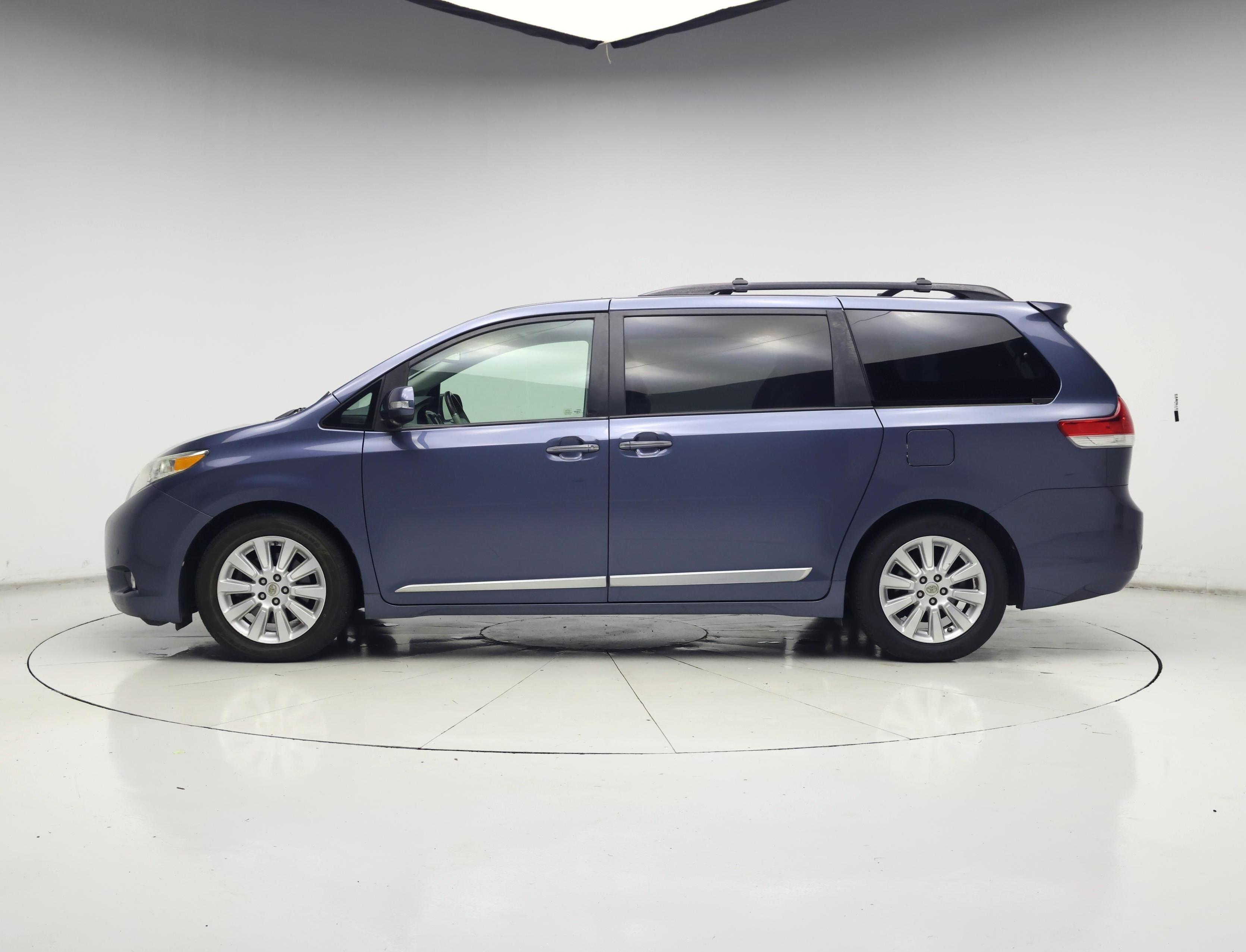 Thumbnail: 2014 Toyota Sienna - 3