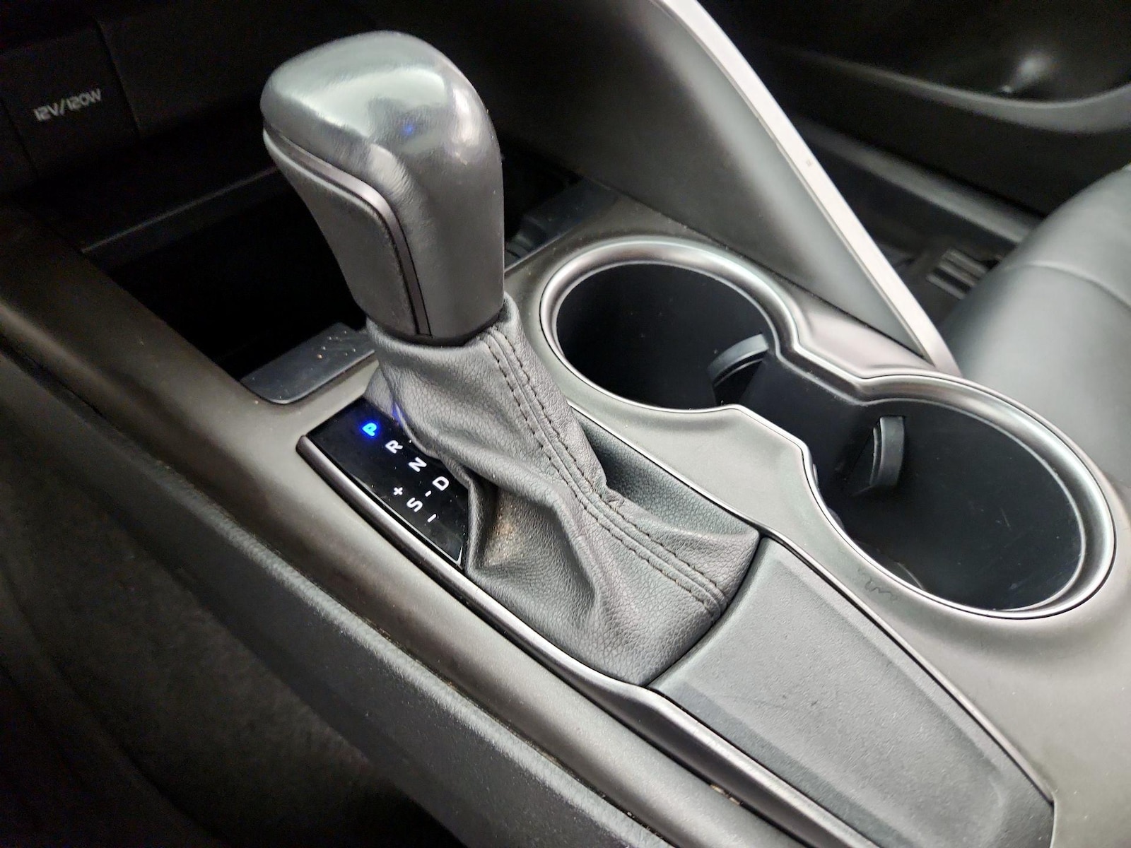 2021 Toyota Camry SE - Photo 18