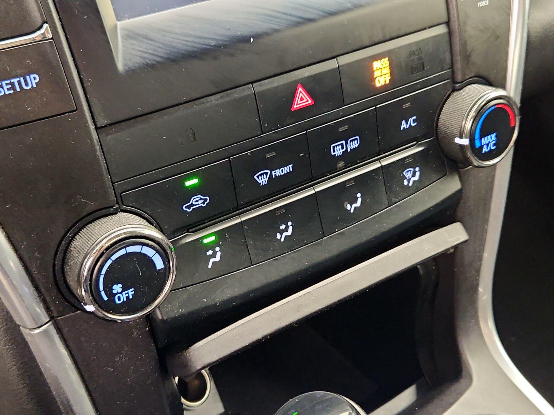 Thumbnail: 2015 Toyota Camry - 16