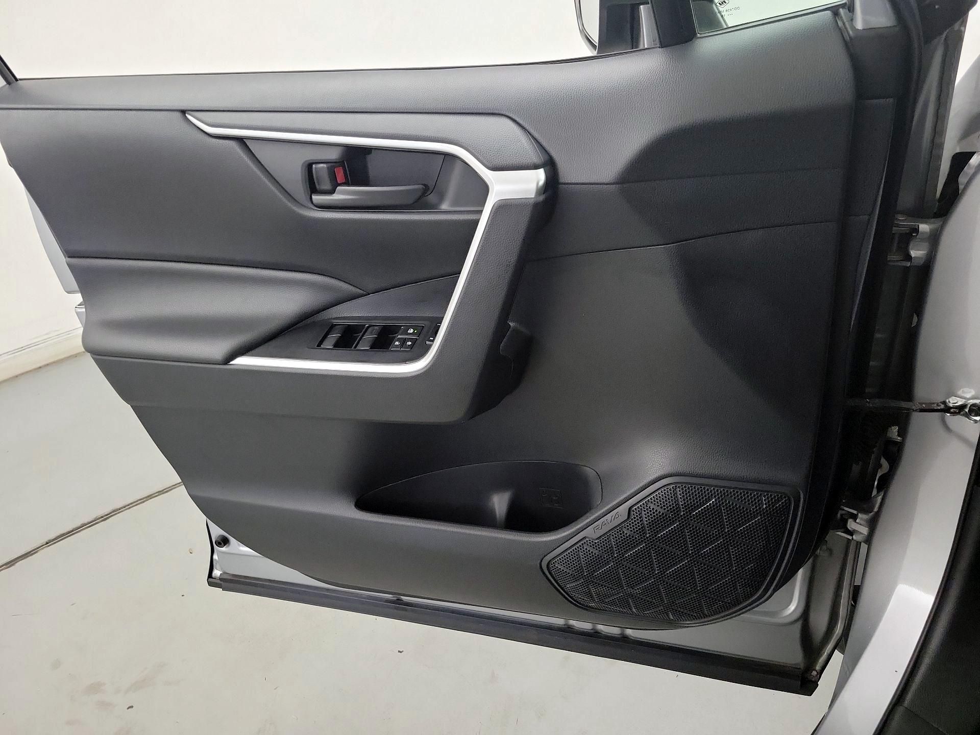 Thumbnail: 2019 Toyota RAV4 - 12