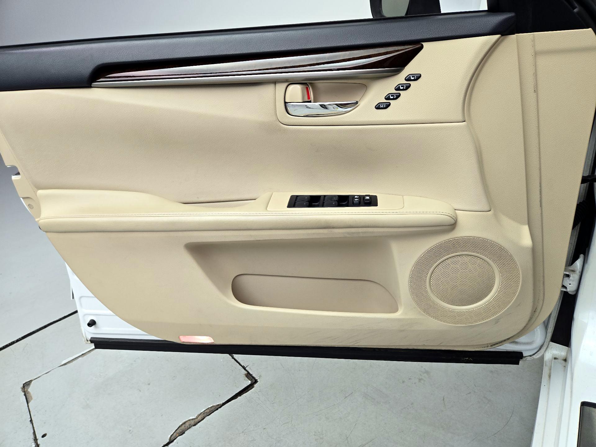 Thumbnail: 2015 Lexus ES - 12