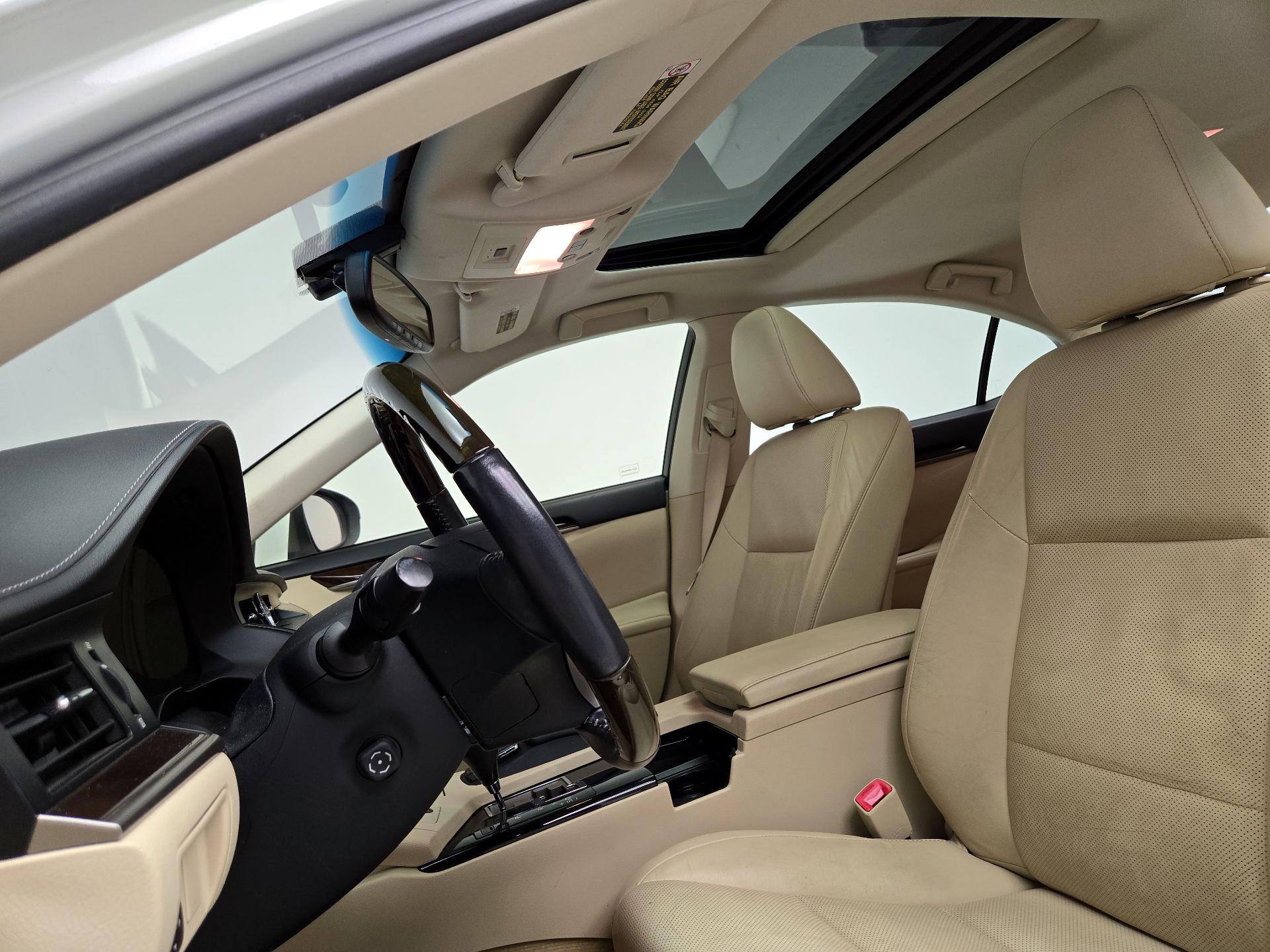 Thumbnail: 2015 Lexus ES - 20