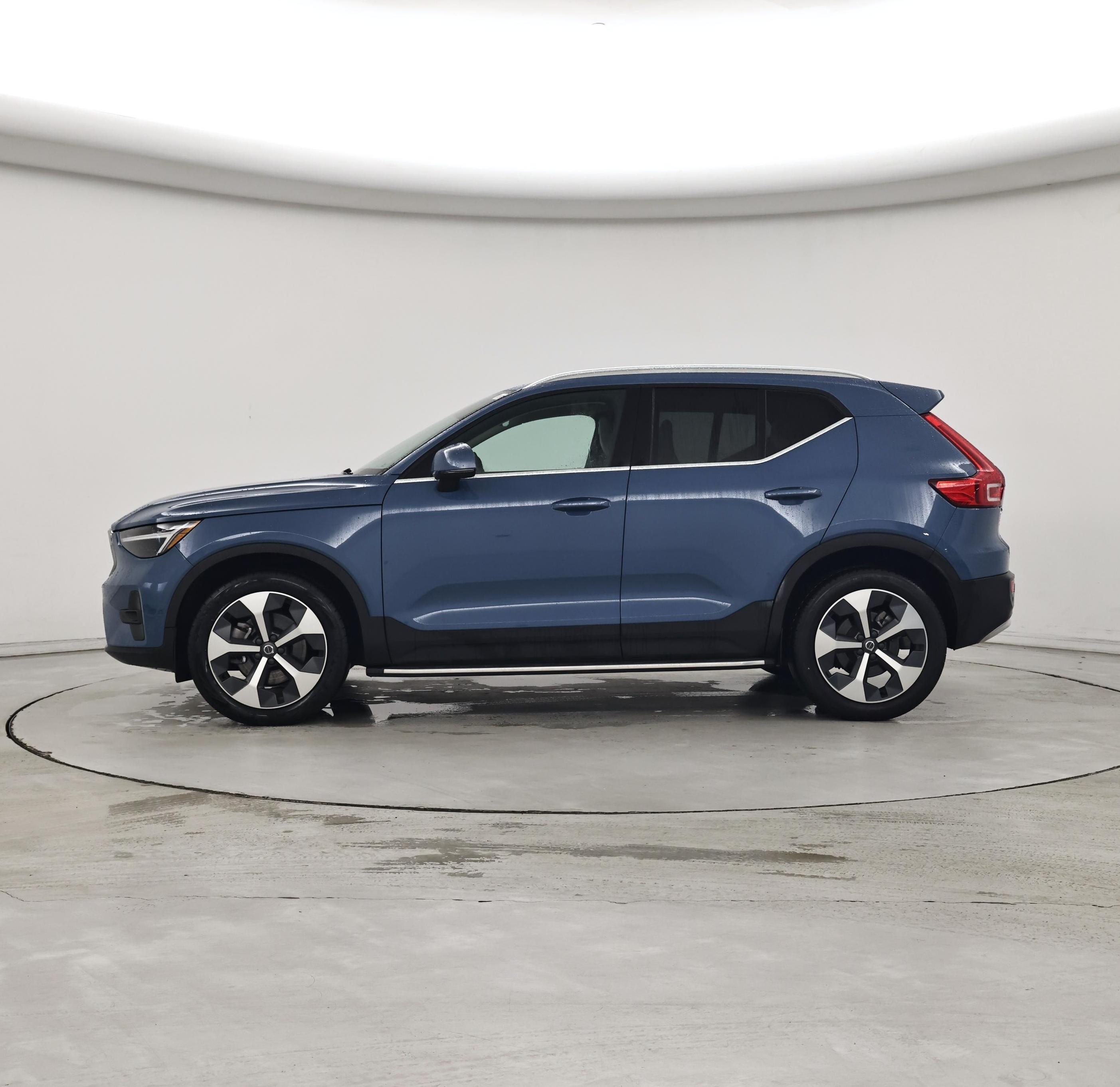 Thumbnail: 2023 Volvo XC40 - 3