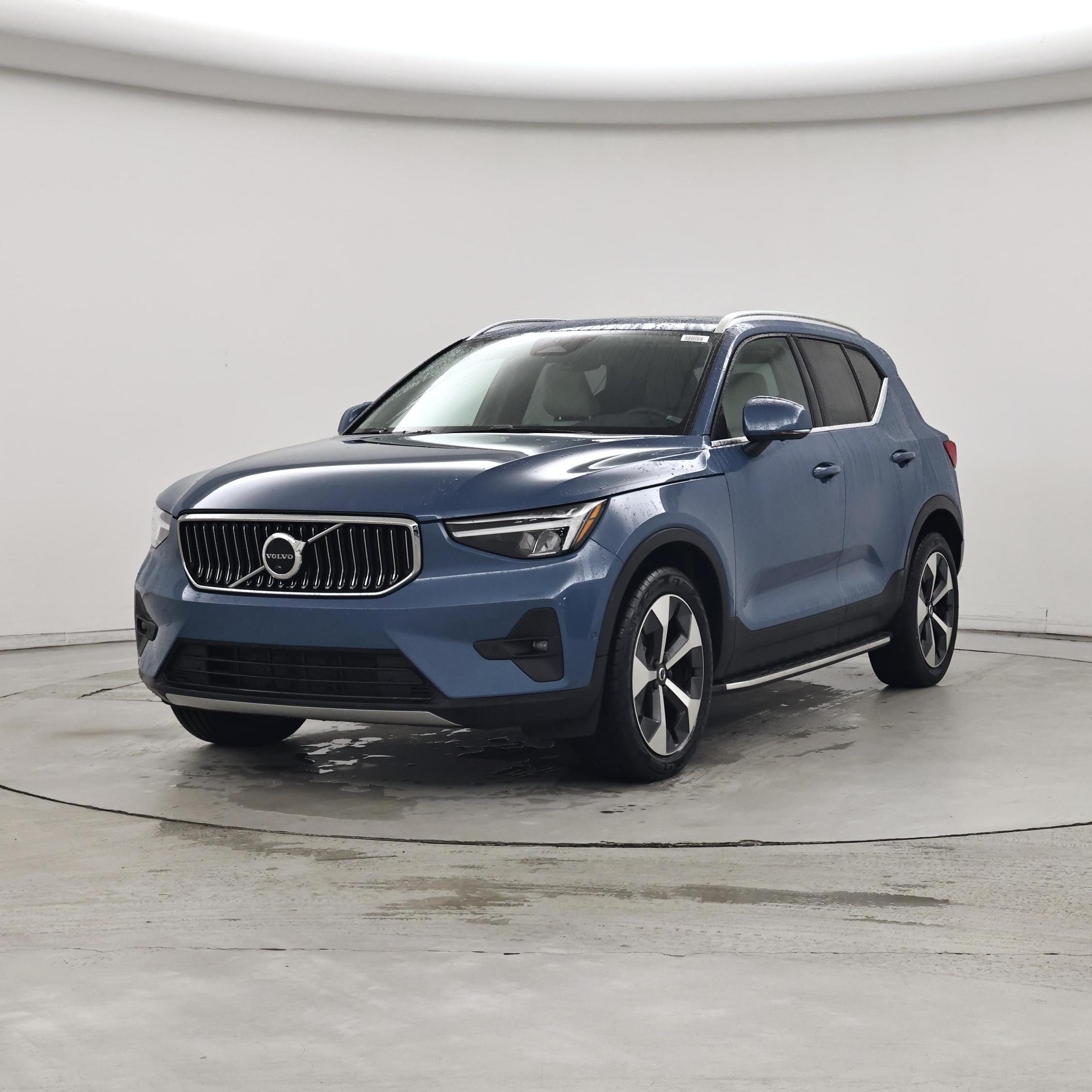 Thumbnail: 2023 Volvo XC40 - 4