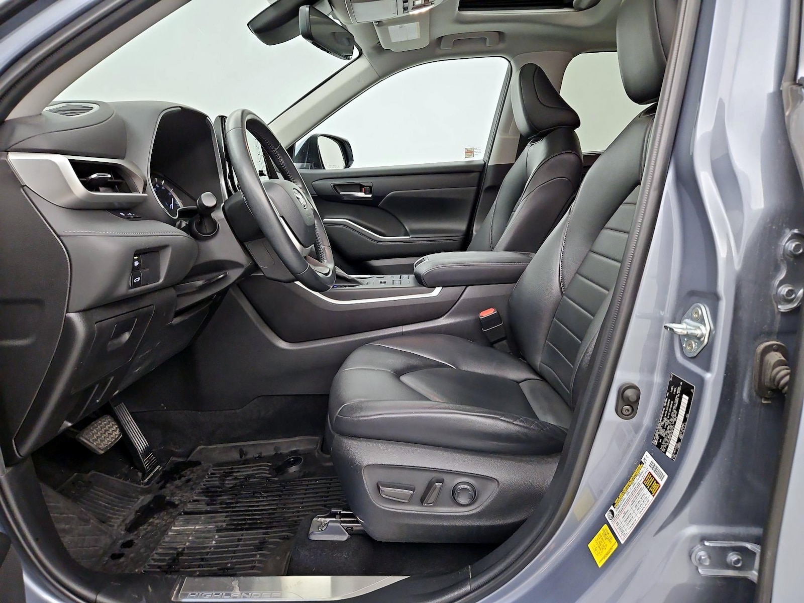 2022 Toyota Highlander XLE - Photo 12
