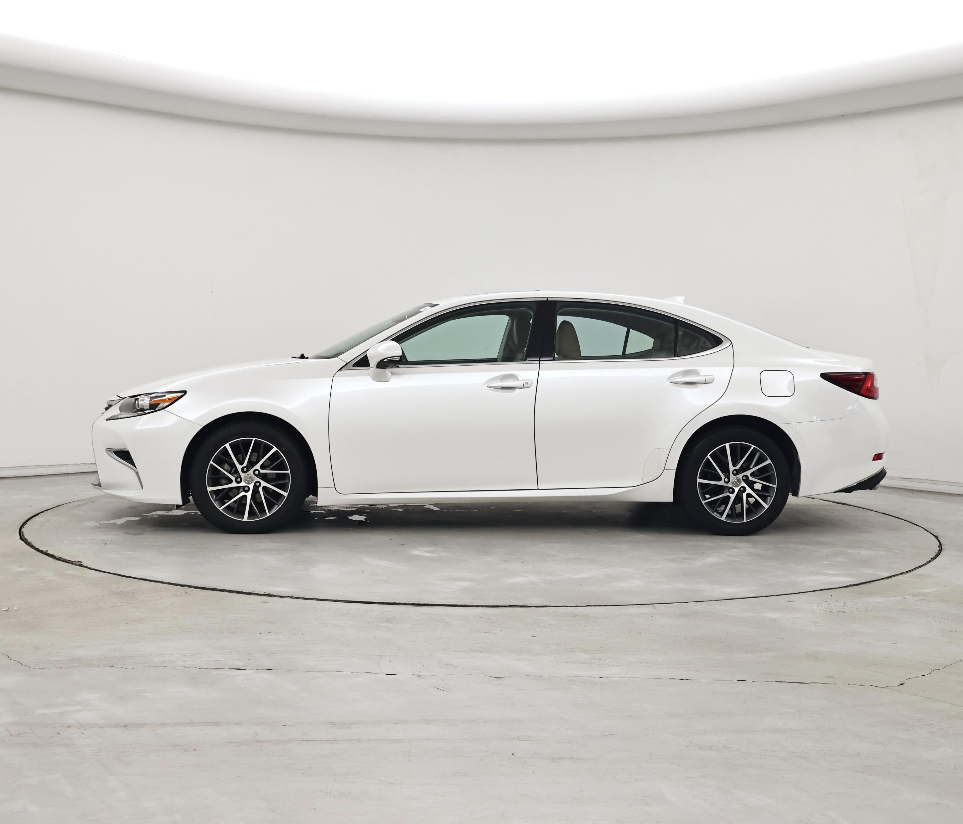 Thumbnail: 2017 Lexus ES - 3