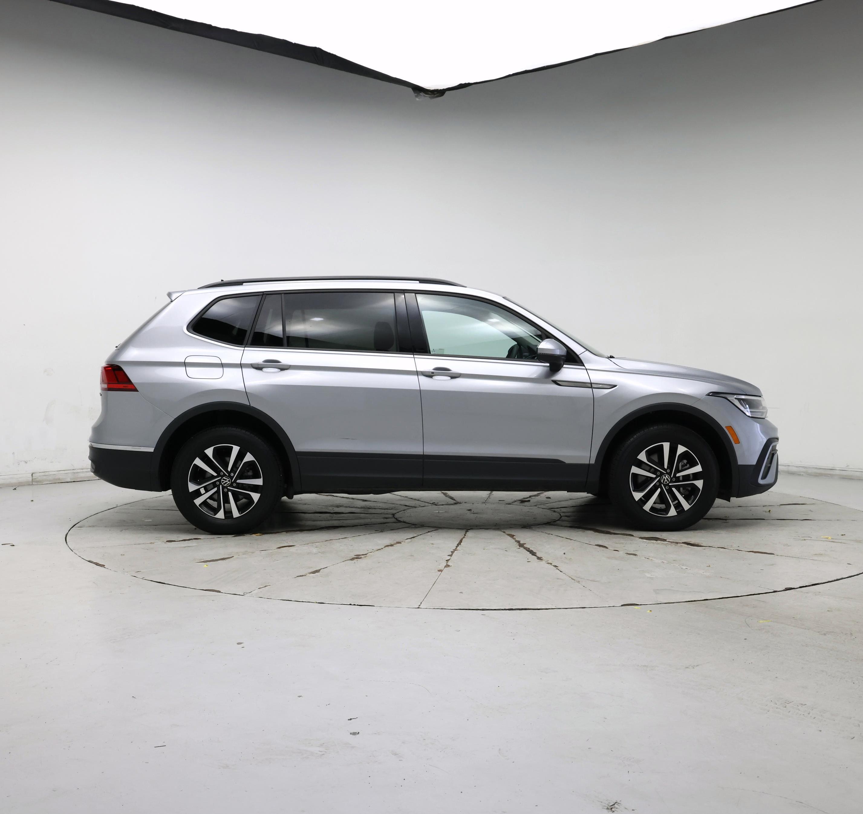 Thumbnail: 2023 Volkswagen Tiguan - 7
