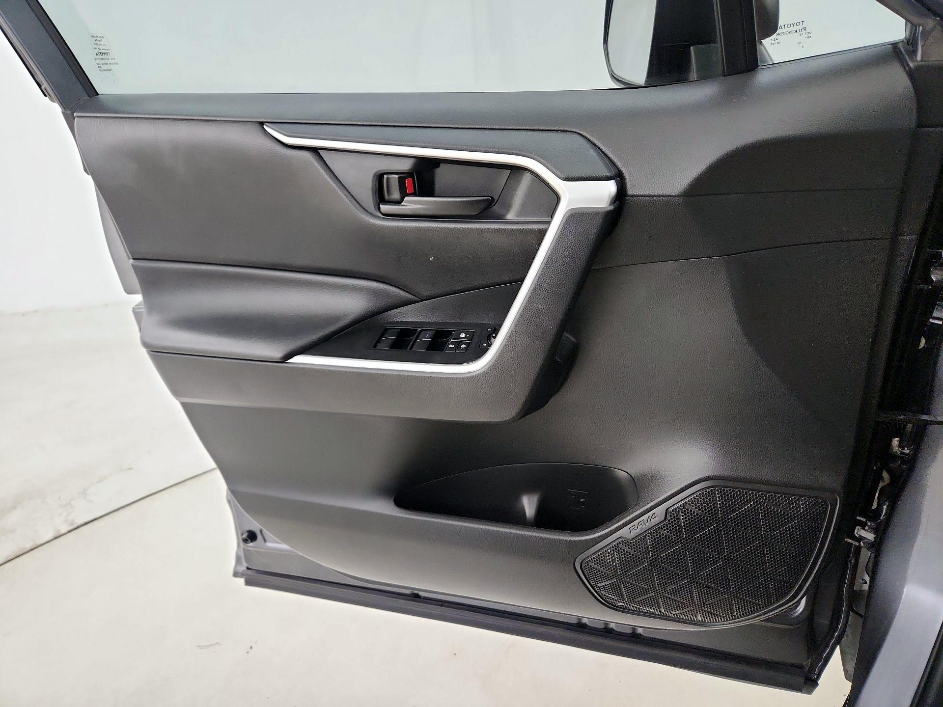 Thumbnail: 2022 Toyota RAV4 - 12