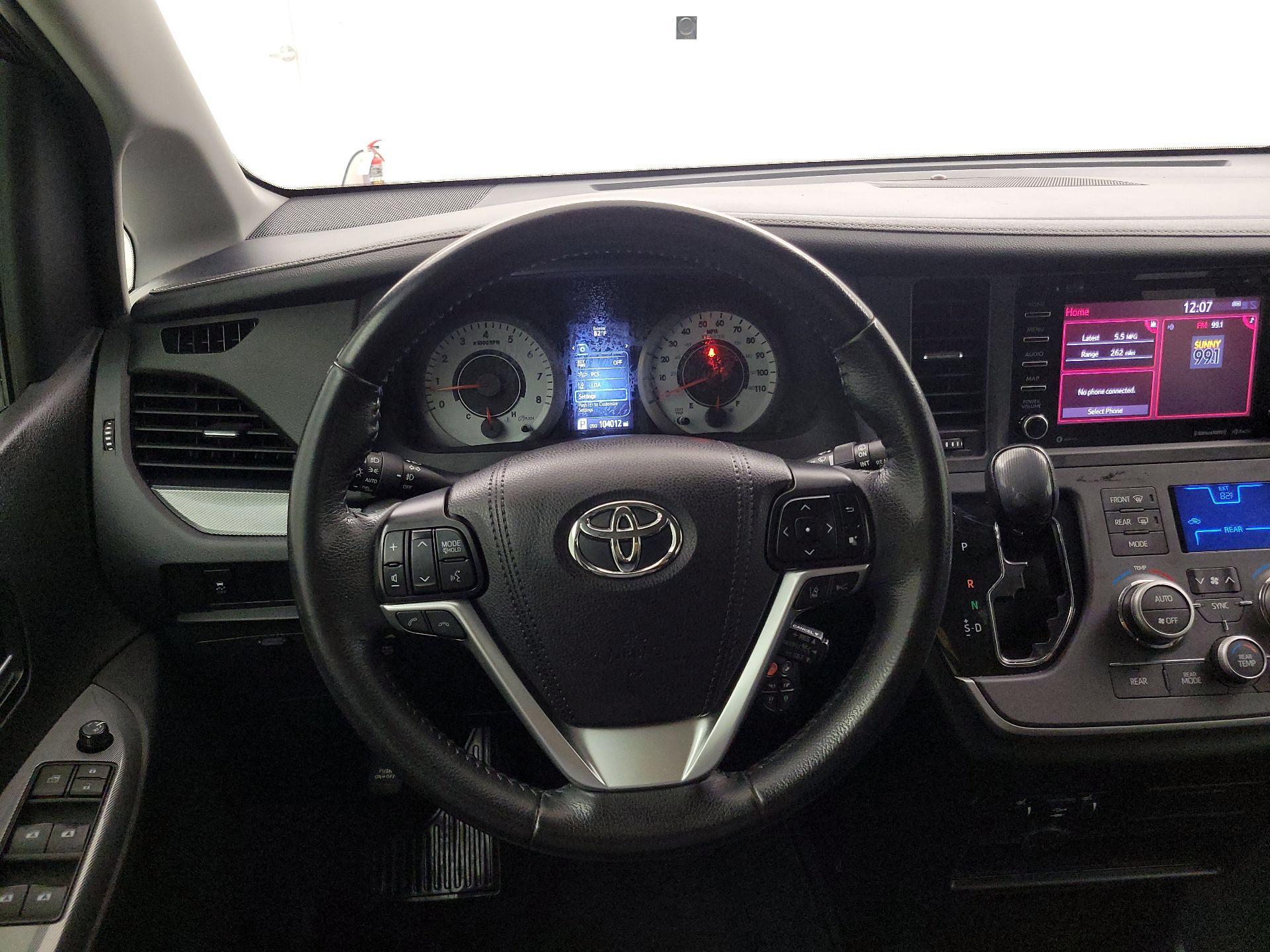 Thumbnail: 2020 Toyota Sienna - 10